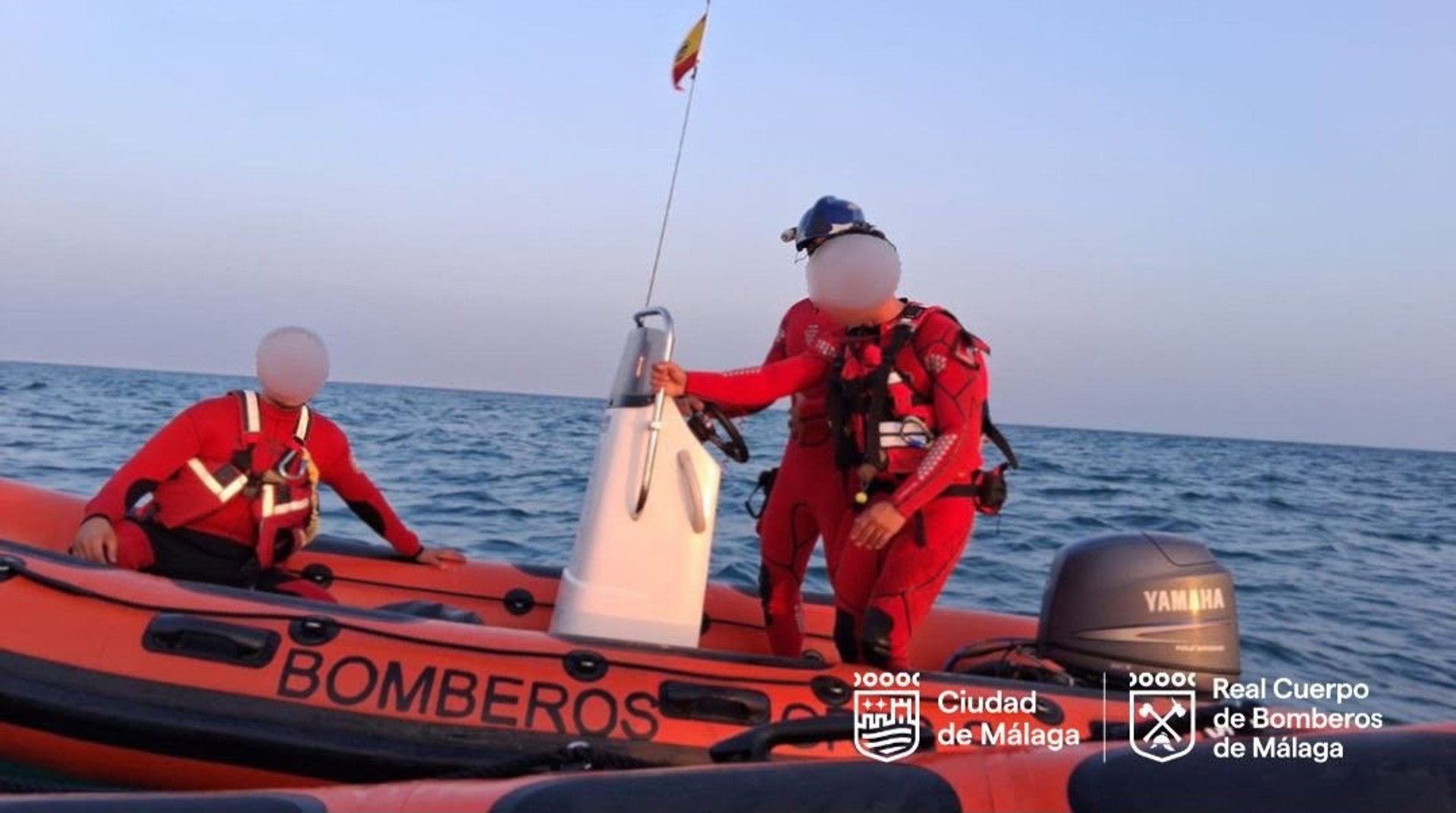 Auxilian a dos personas a la deriva en un kayak hinchable en una playa en Málaga