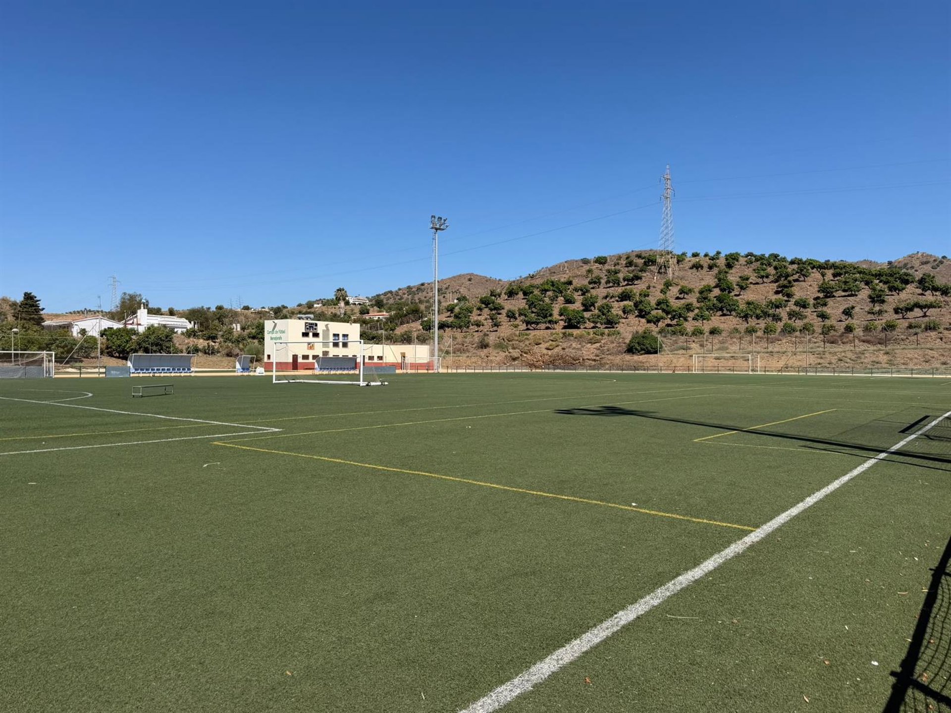 Ayuntamiento de Vélez invierte casi un millón de euros en renovar y mejorar seguridad de cuatro campos de fútbol