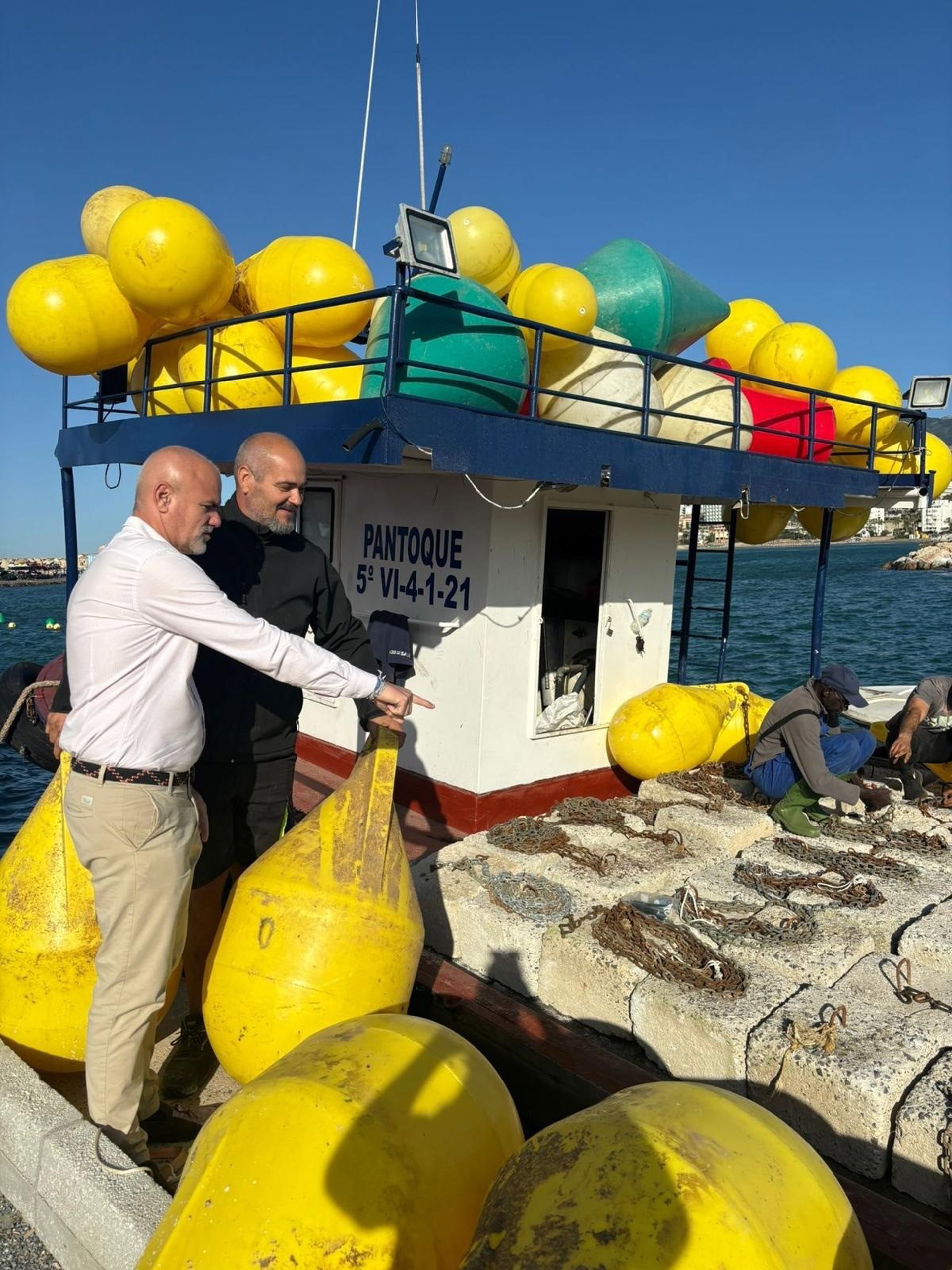 Comienza la instalación del balizamiento de playas en la Costa del Sol Occidental