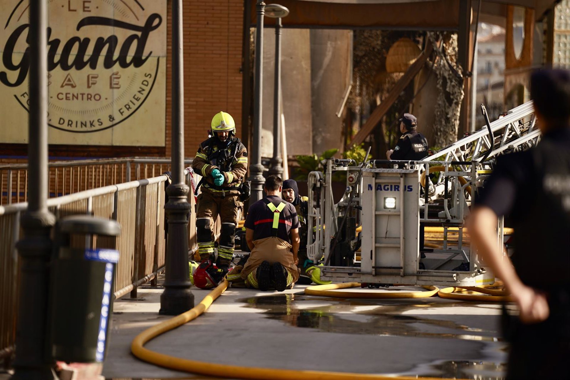 Con Málaga agradece la labor de los bomberos tras los últimos incendios y exige reforzar plantilla y medios