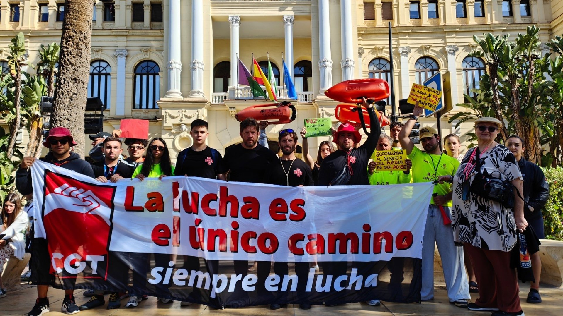 Con Málaga alerta de que Málaga "puede quedarse sin socorristas" por el "maltrato laboral"