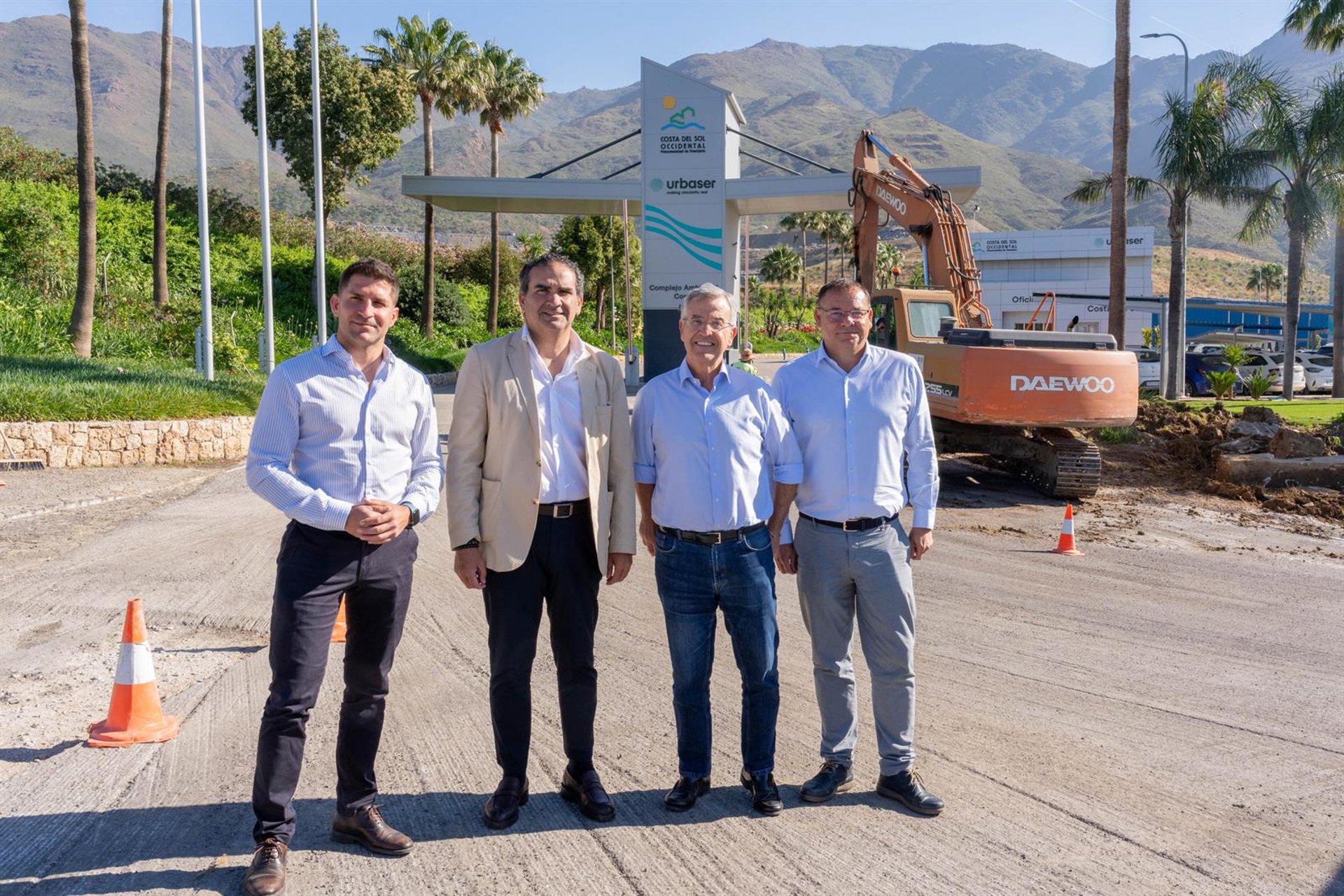 Continúan los trabajos de mejora del Camino de Los Pedregales, que discurre por Estepona y Casares
