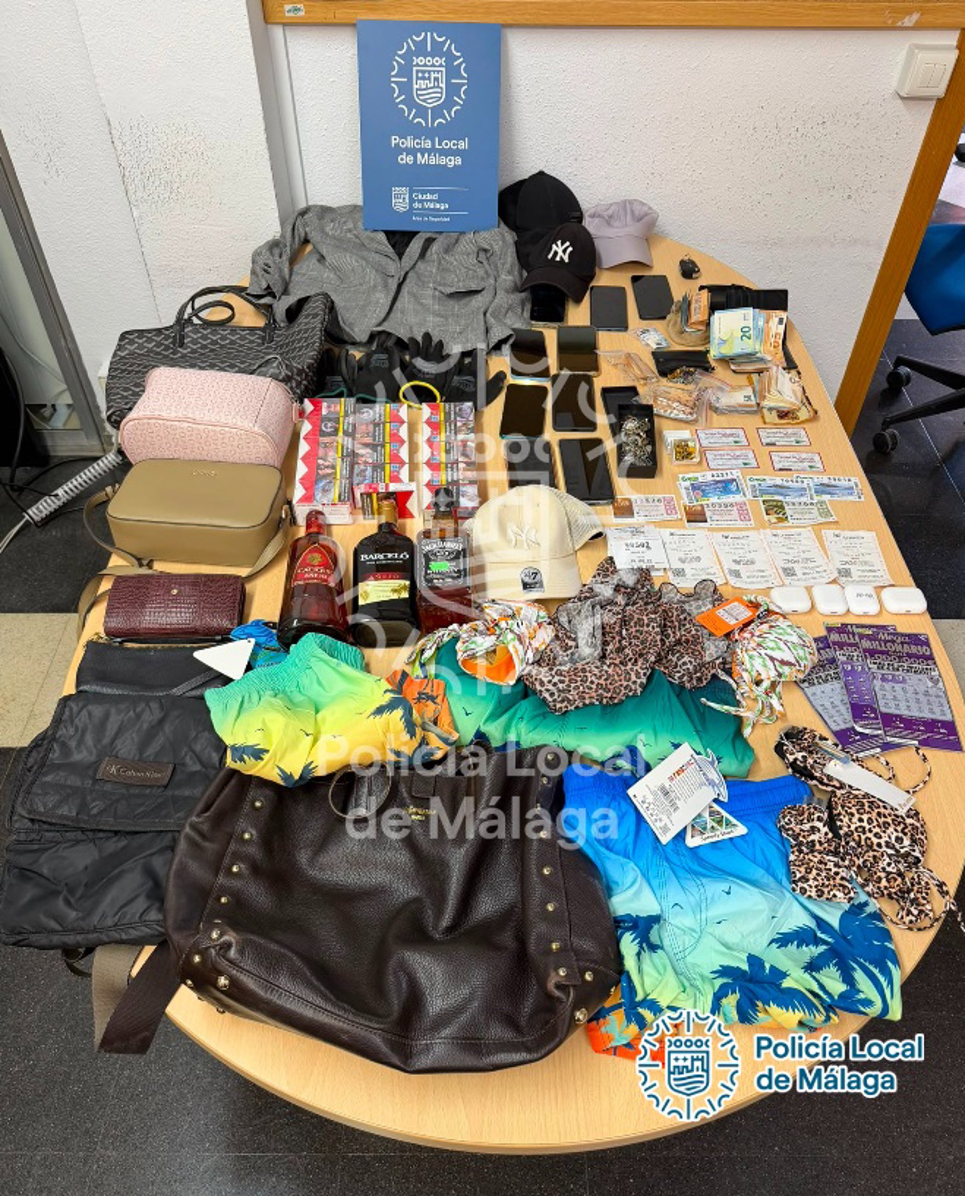 Detenidos en Málaga dos integrantes de un grupo criminal itinerante especializado en hurtos y estafas