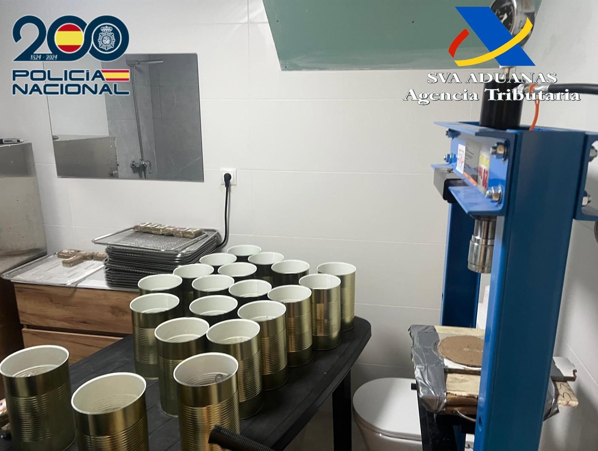 Dos investigados tras intervenir más de 800 kilos de hachís ocultos en latas de tomate en Mollina