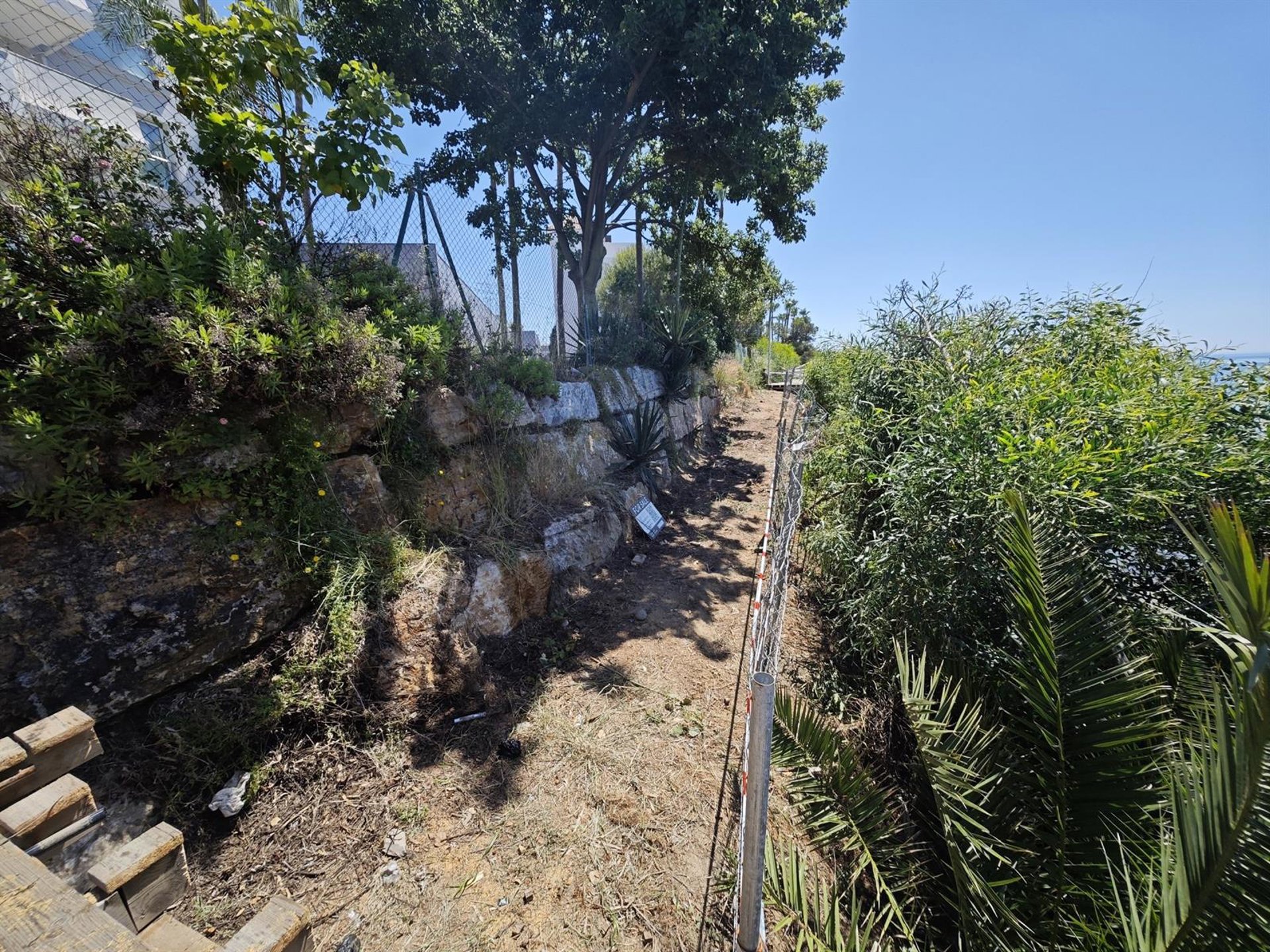 El Ayuntamiento de Estepona inicia los trabajos de reparación de la pasarela peatonal Punta de la Plata