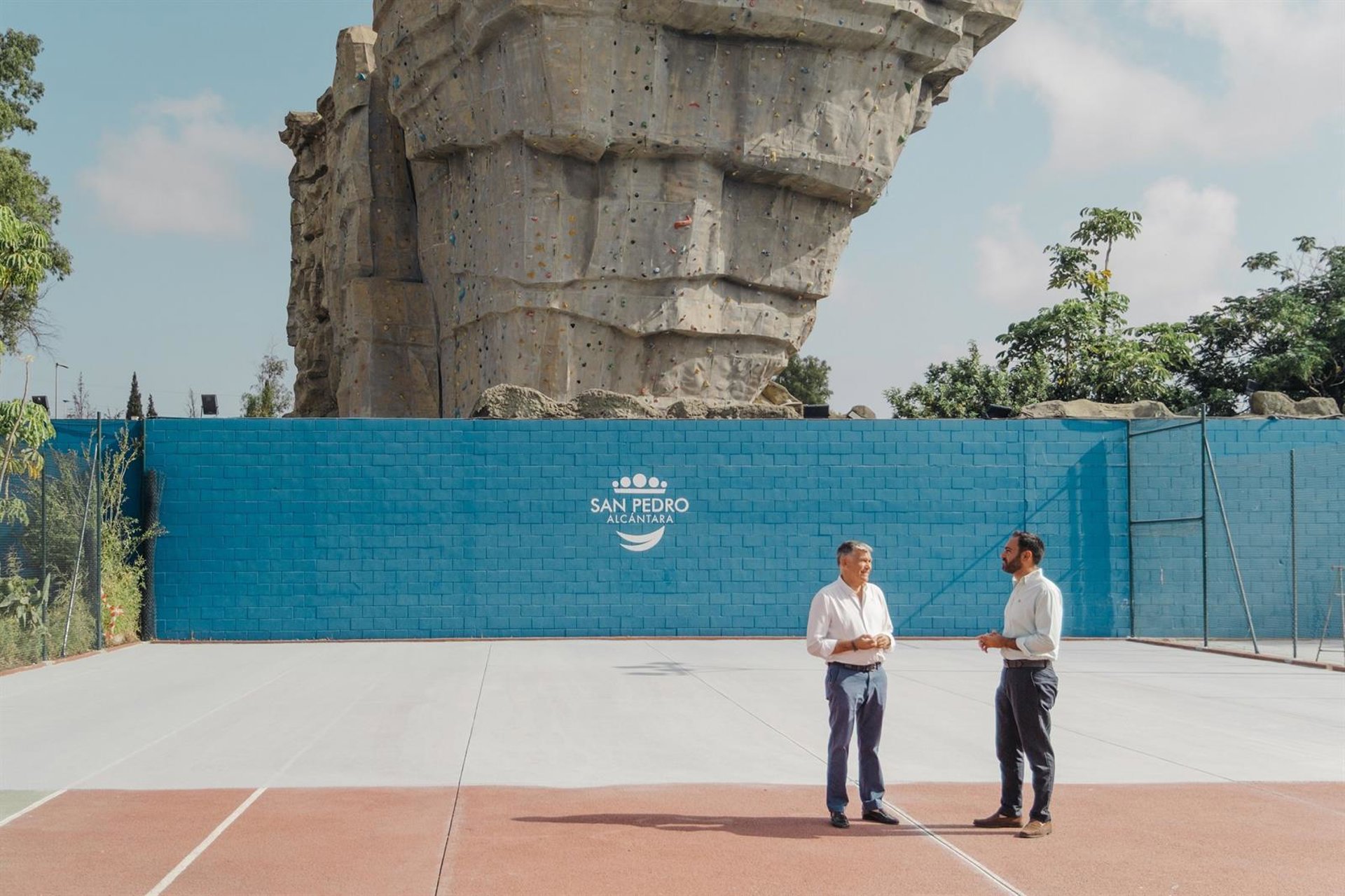 El Ayuntamiento de Marbella renueva las dos últimas pistas de tenis del Palacio de Deportes Elena Benítez
