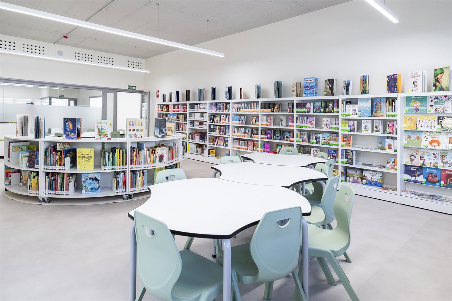 El Ayuntamiento pone en servicio el centro de usos múltiples y la biblioteca Mercedes Formica en El Limonar