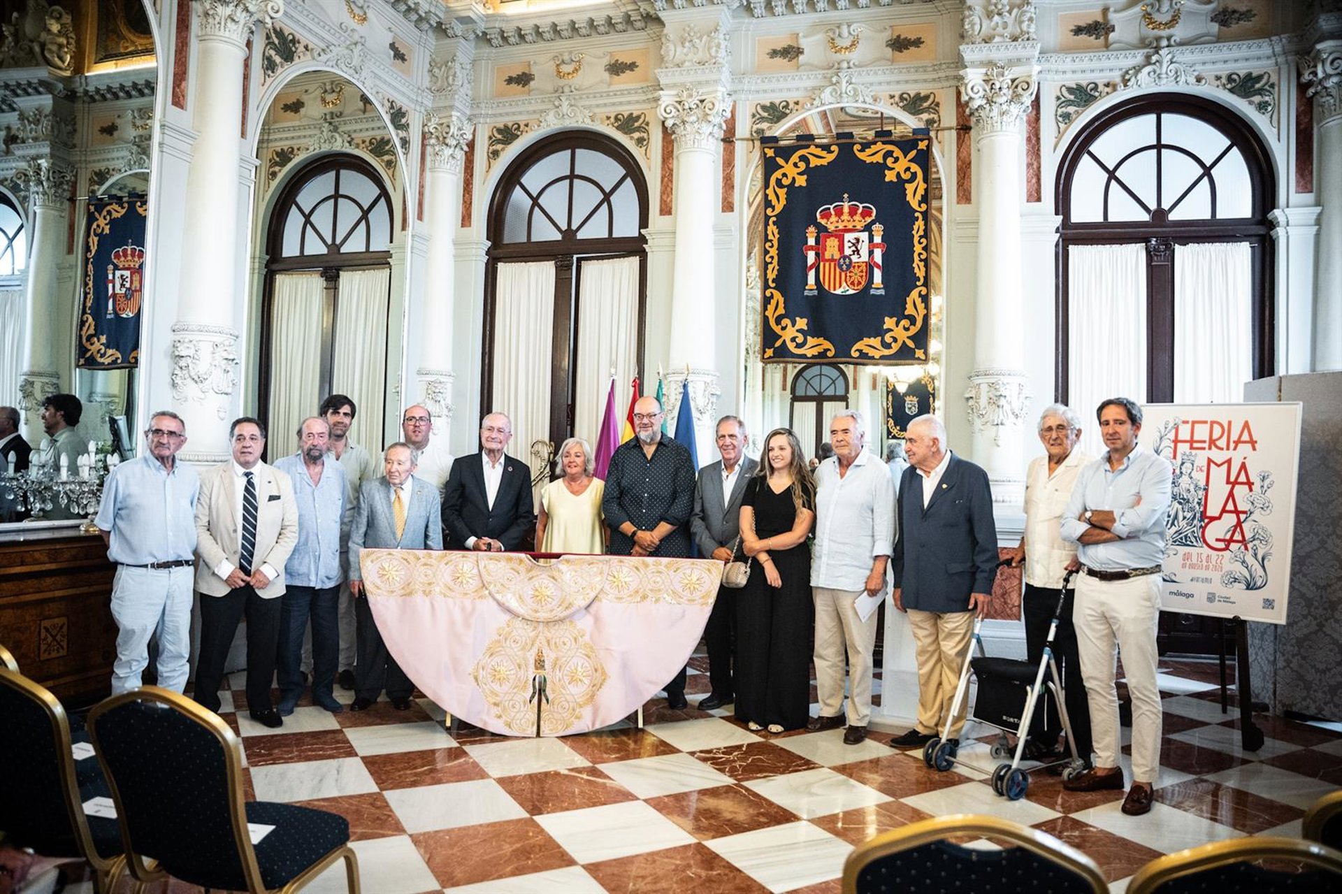 El Ayuntamiento presenta el Capote de Paseo a la mejor faena taurina de la Feria 2025