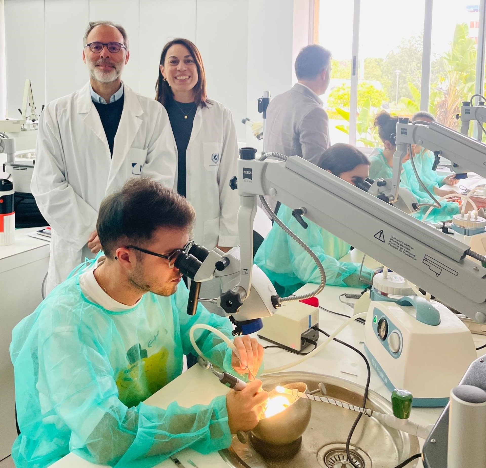 El Hospital Regional de Málaga refuerza a los EIR con un curso de disección de hueso temporal