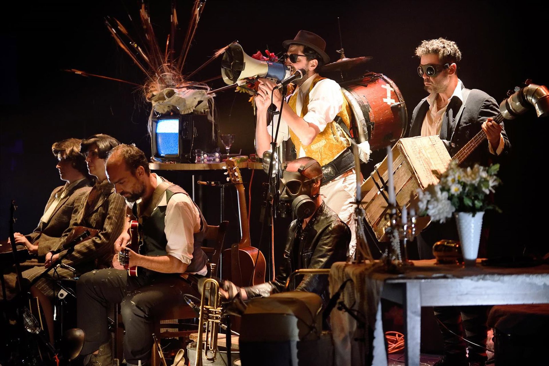 El Teatro Cánovas recibe al colectivo L'Orchestre d'Hommes-Orchestres con su propuesta 'Performs Tom Waits'