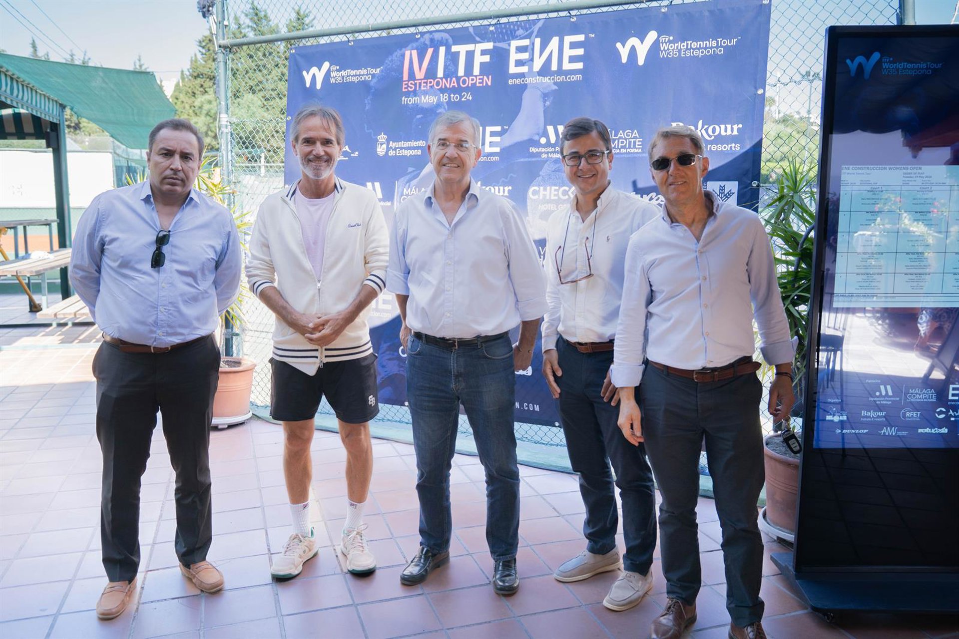 El alcalde de Estepona visita el torneo internacional de tenis femenino IV ITF Women's Open