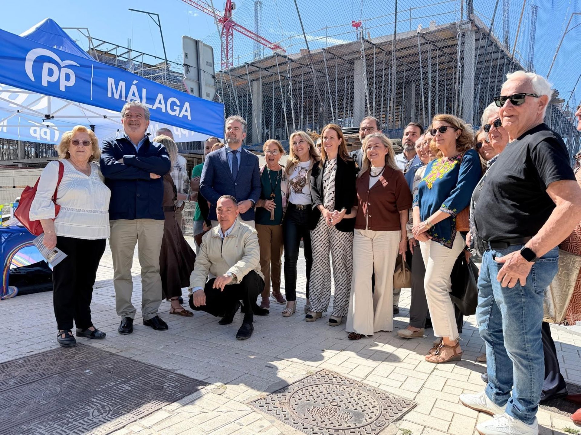 España subraya que Moreno ha tenido que "reconstruir todo lo que Montero destruyó" en la sanidad pública"