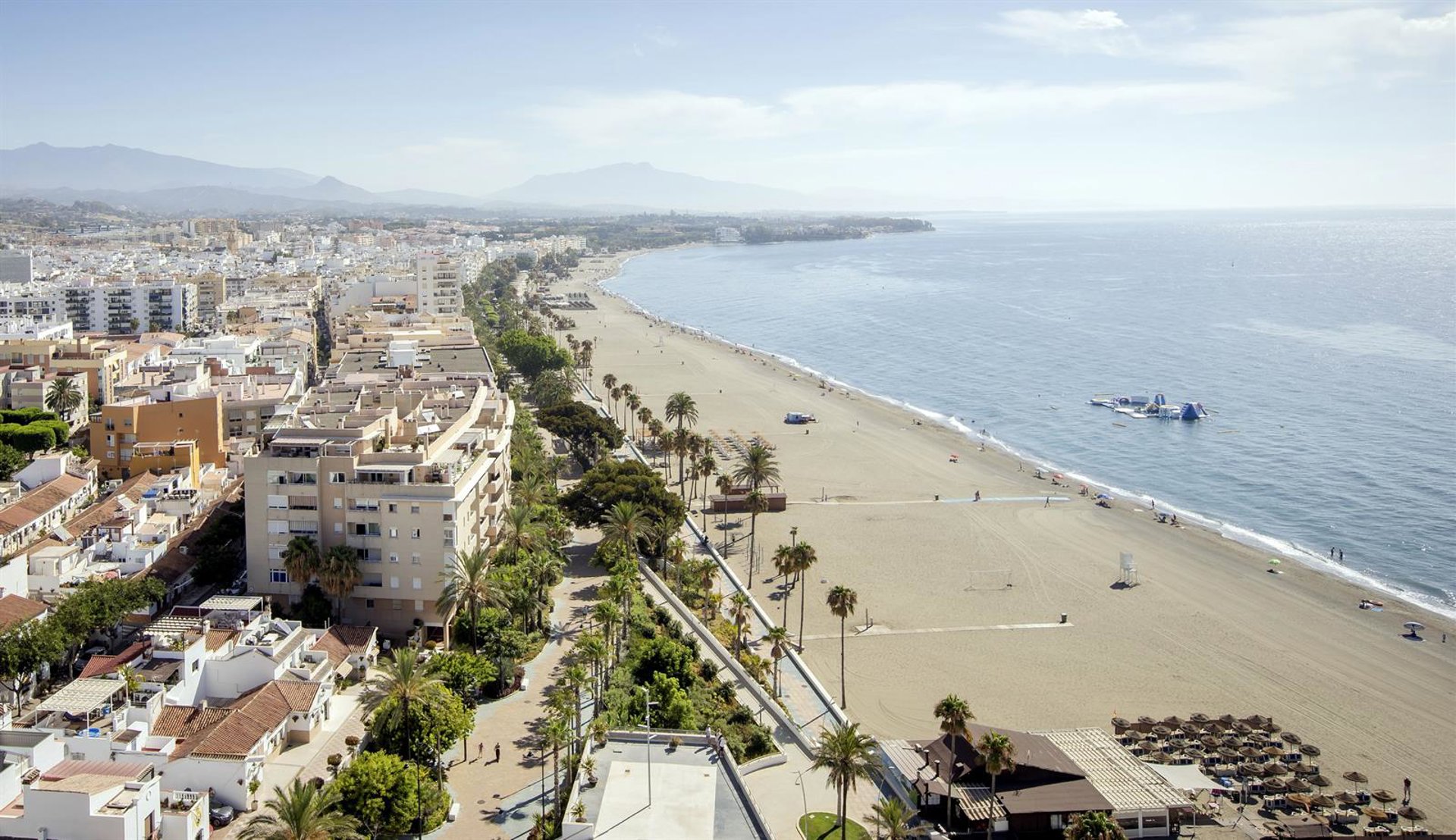 Estepona destinará casi 900.000 euros a renovar los módulos de playas e instalar pasarelas de hormigón