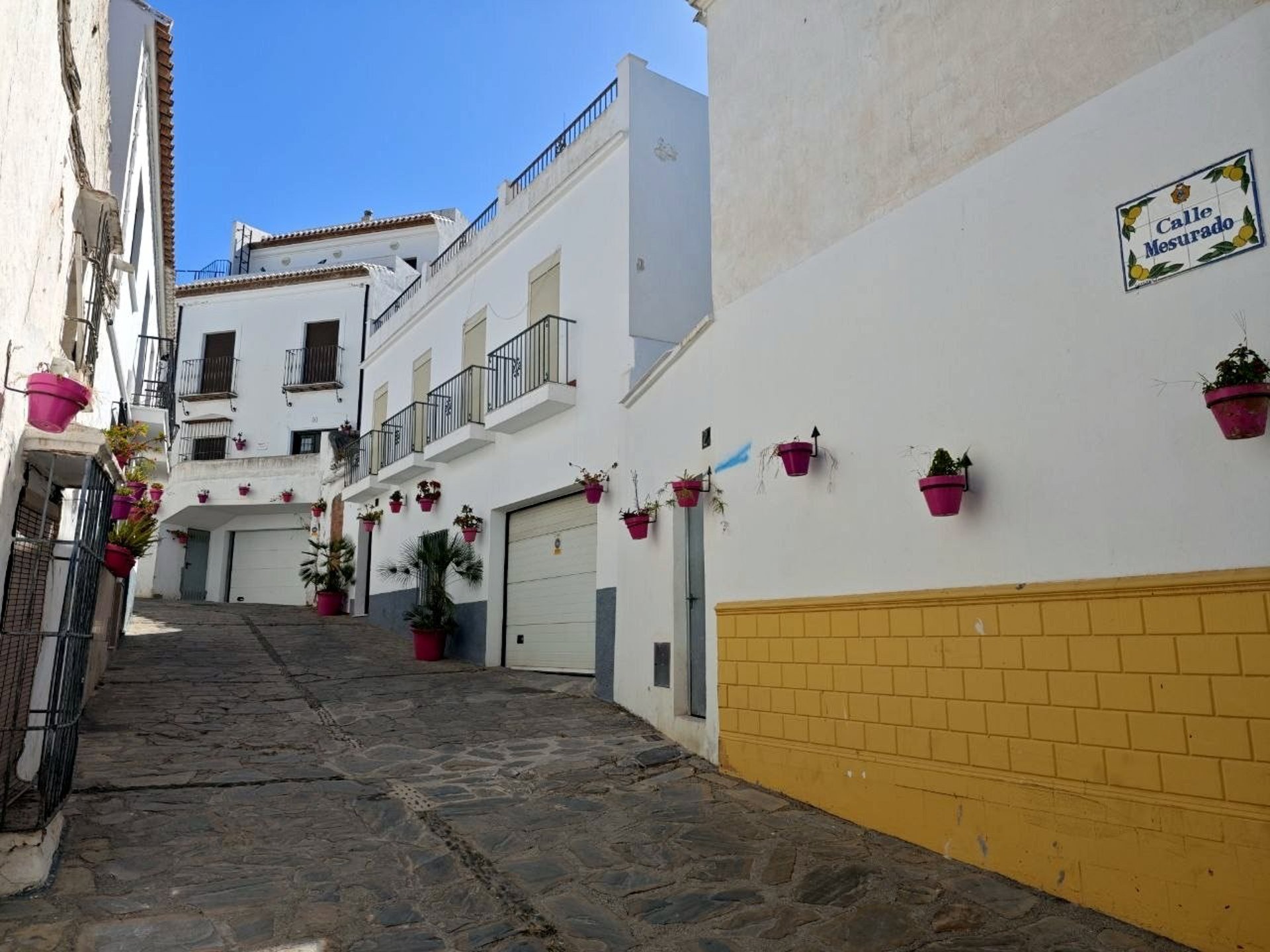 Estepona proyecta las obras de renovación de la calle Mesurado para mejorar sus condiciones de uso y seguridad