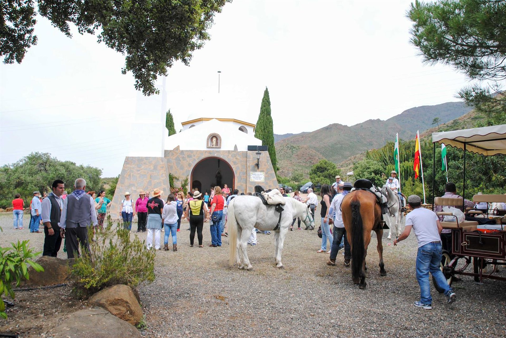 Estepona realiza labores de adecentamiento del Parque de Los Pedregales por la romería de San Isidro Labrador