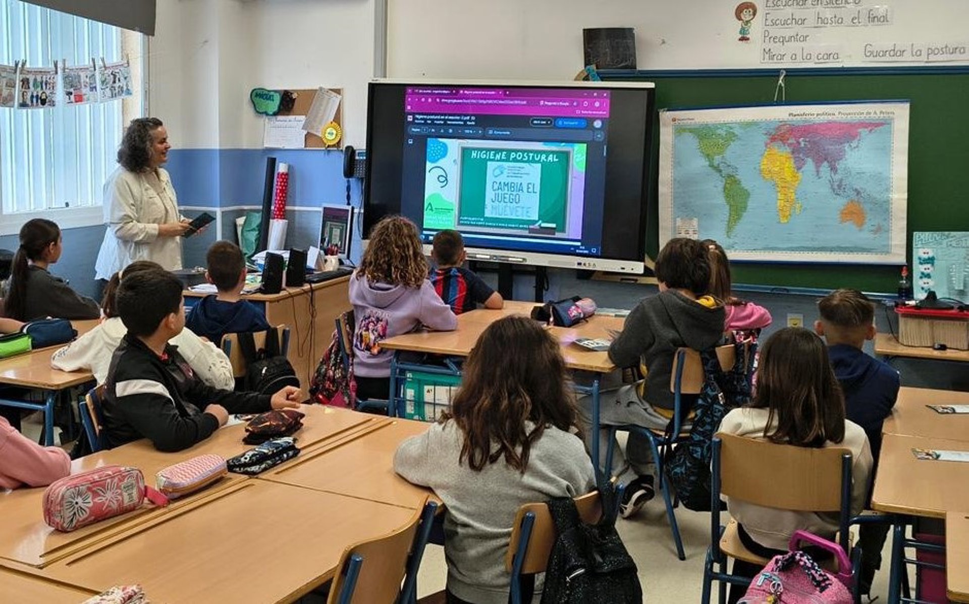 Fisioterapeutas del Distrito Málaga Guadalhorce promueven la higiene postural en los colegios
