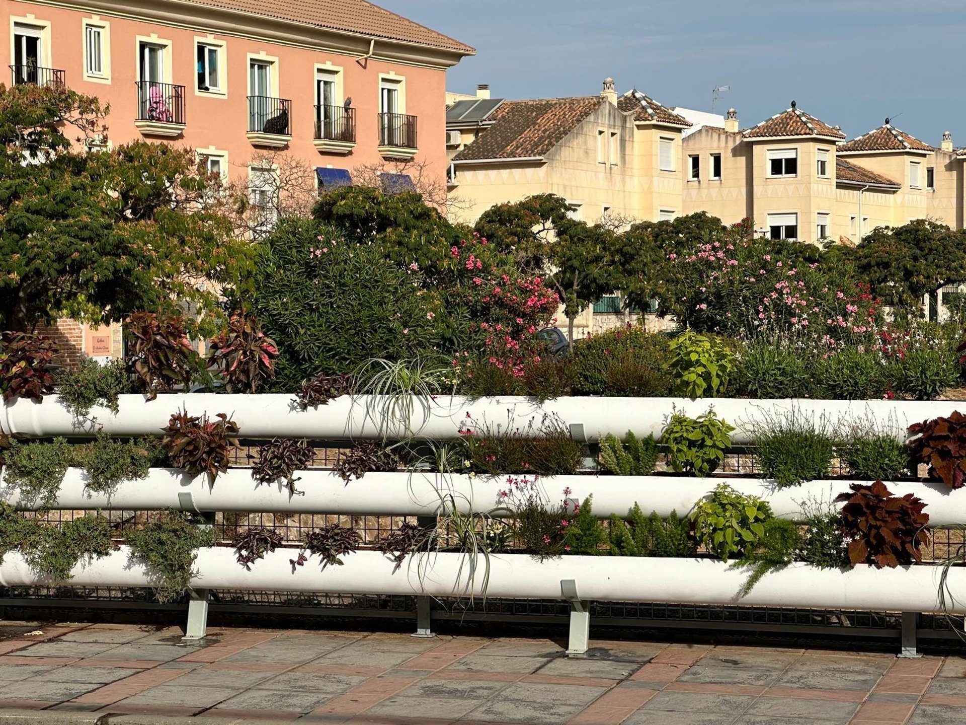 Fuengirola avanza en su plan de embellecimiento con nuevos jardines verticales en puentes sobre arroyo Pajares