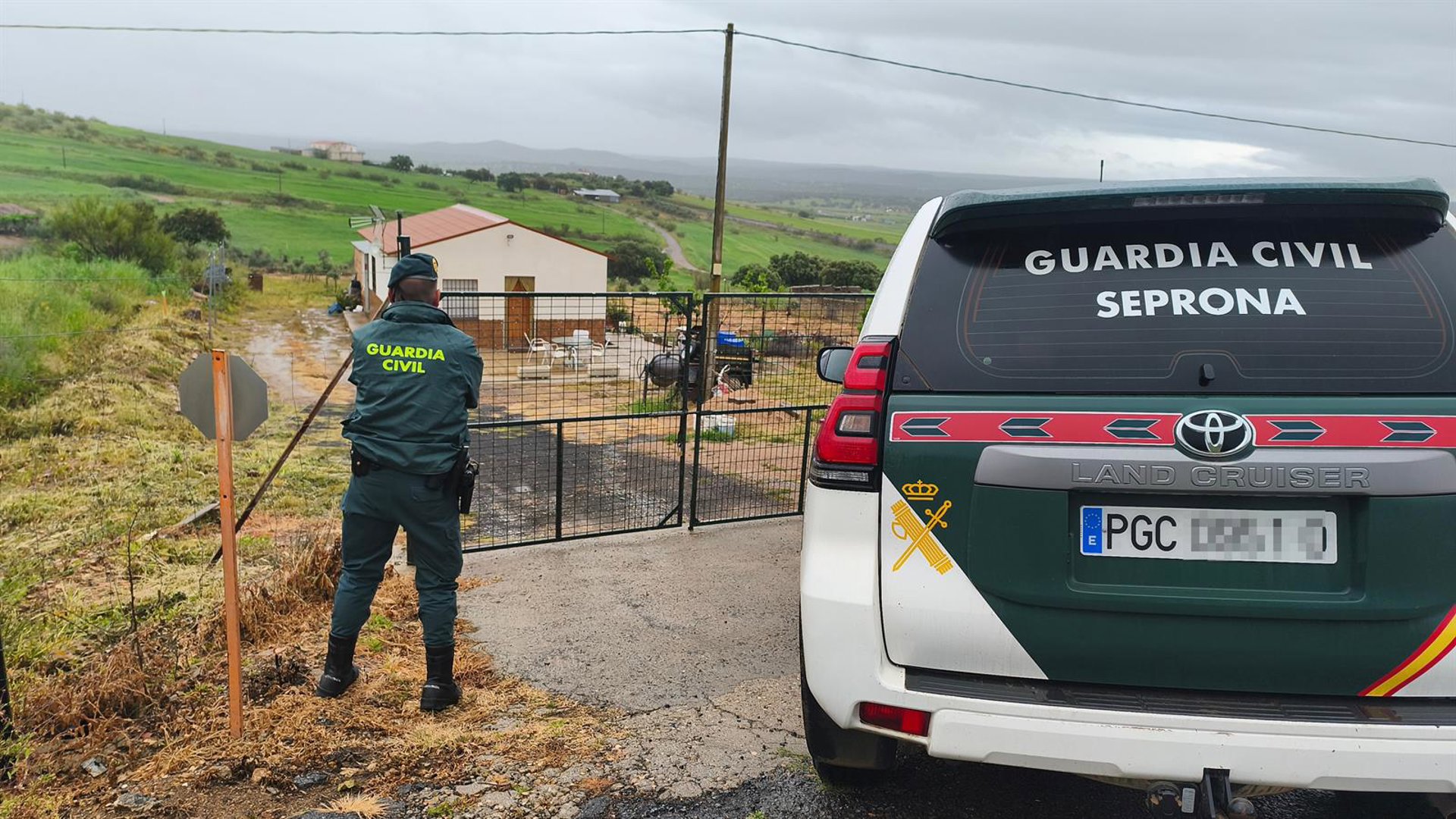 Investigada por tener perros en malas condiciones y hallar el cadáver de otro en una bolsa