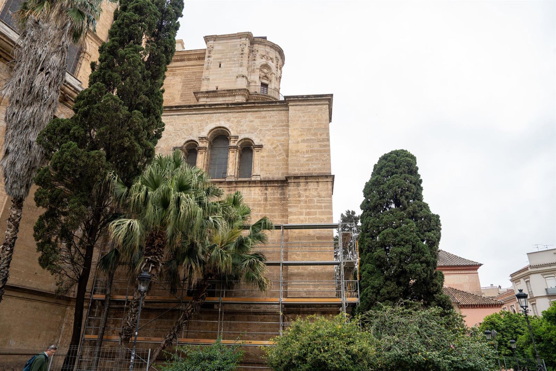 La Catedral de Málaga inicia la instalación de andamios para la construcción del tejado de la sacristía