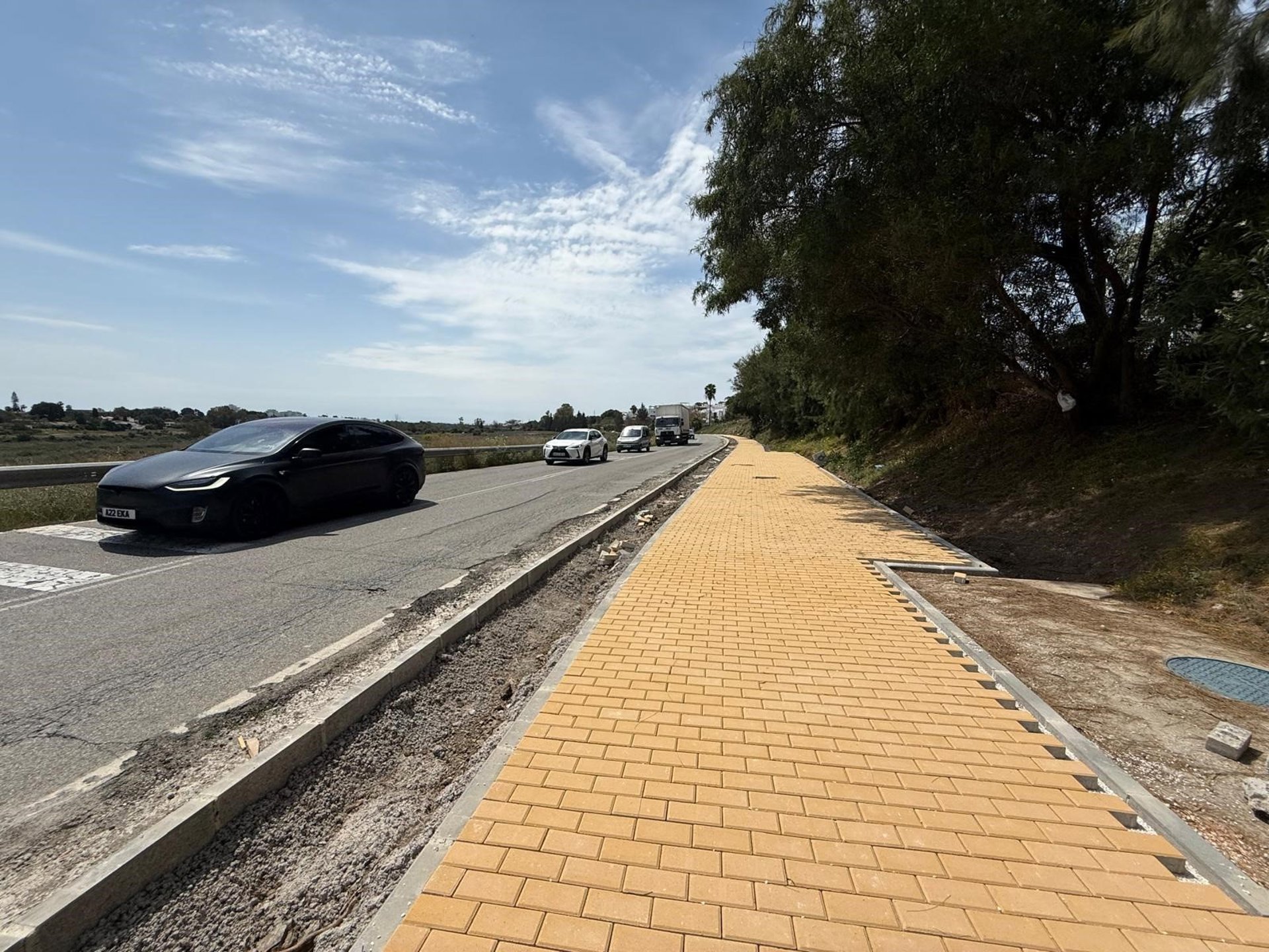 Las obras en Estepona para dotar de acerado la carretera de Benahavís llegan a su recta final
