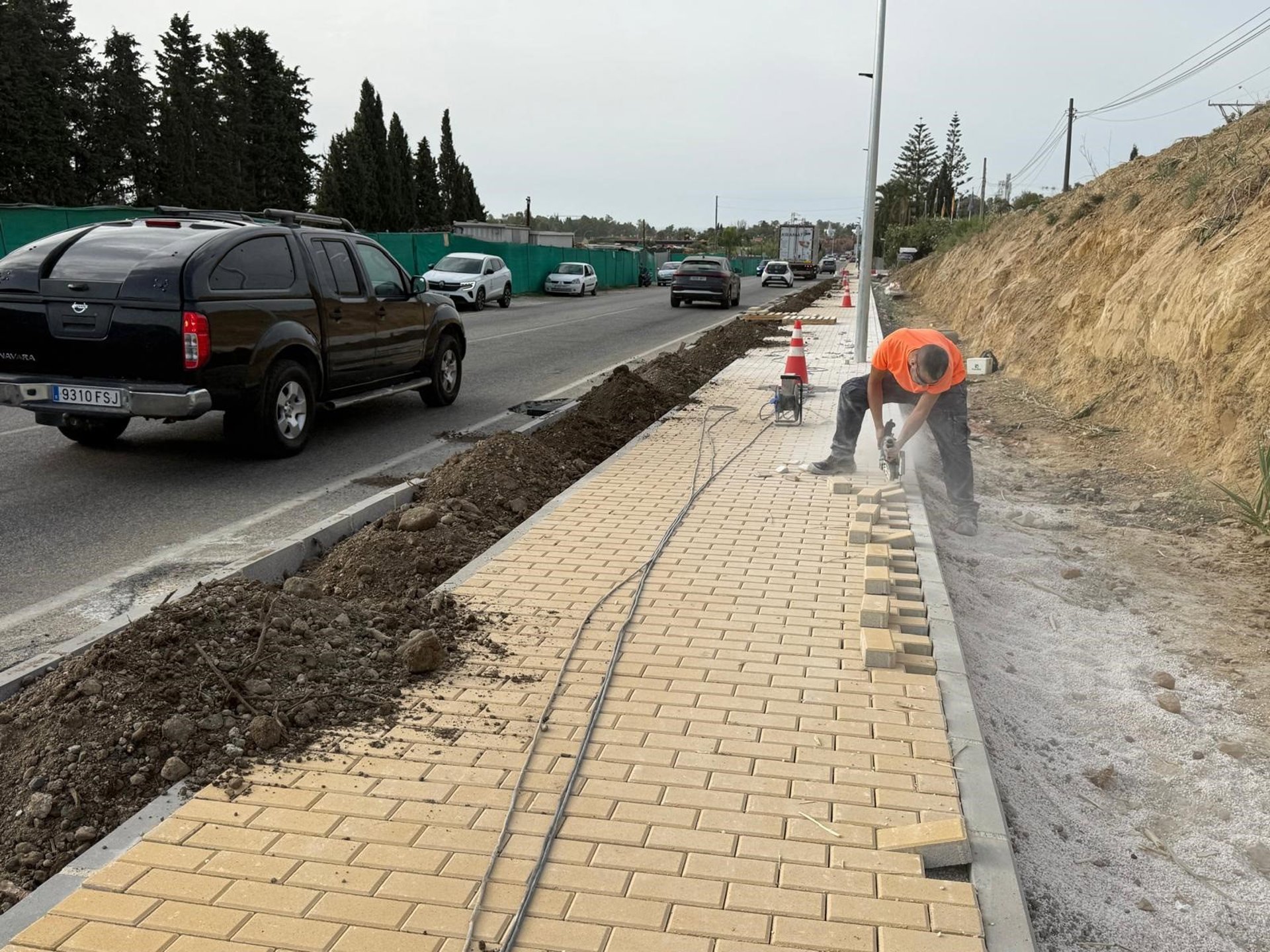 Llegan a su fin las obras que está acometiendo Estepona para dotar de acerado la carretera de Benahavís