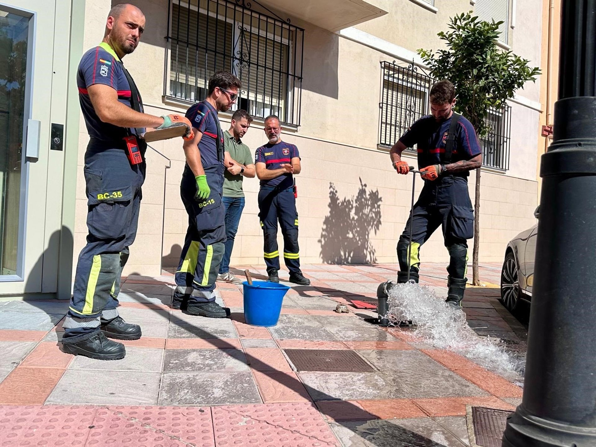 Los bomberos de Fuengirola revisan periódicamente los más de 700 hidrantes de la red pública