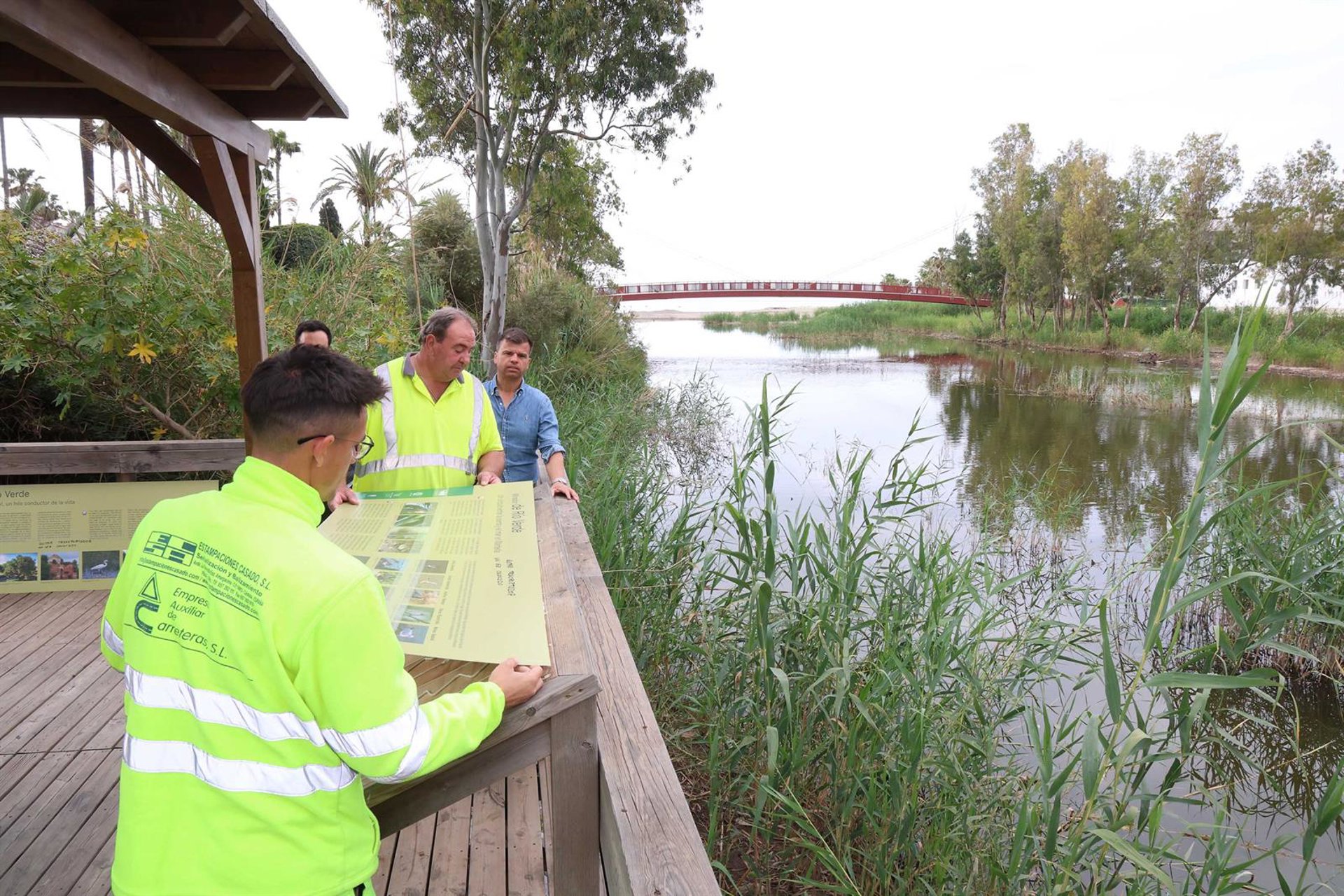 Marbella impulsa la renovación de la señalización ambiental y patrimonial en ríos, senderos y espacios naturales