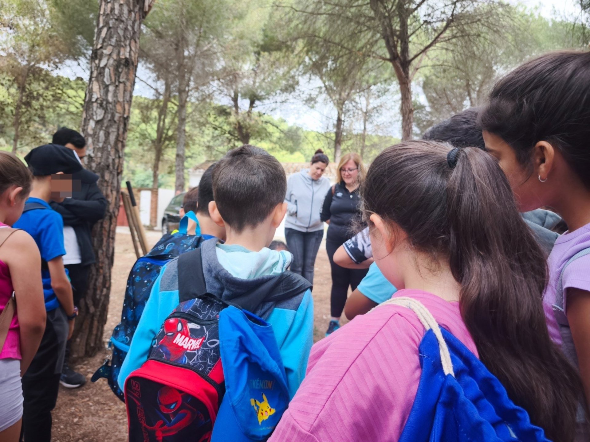 Monda recupera su bosque mediterráneo en La Alpujata con la colaboración de familias y escolares