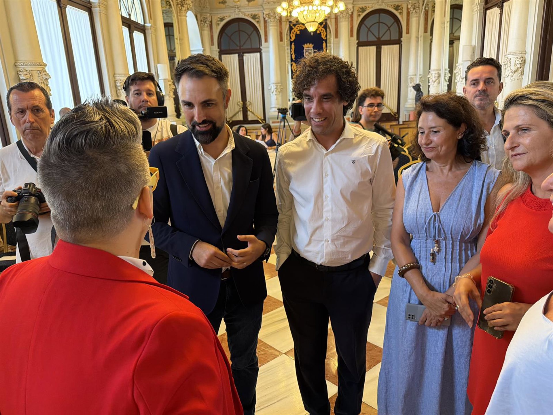 PSOE alerta de que la Feria "corre el riesgo de convertirse en un parque temático de restaurantes y discotecas"