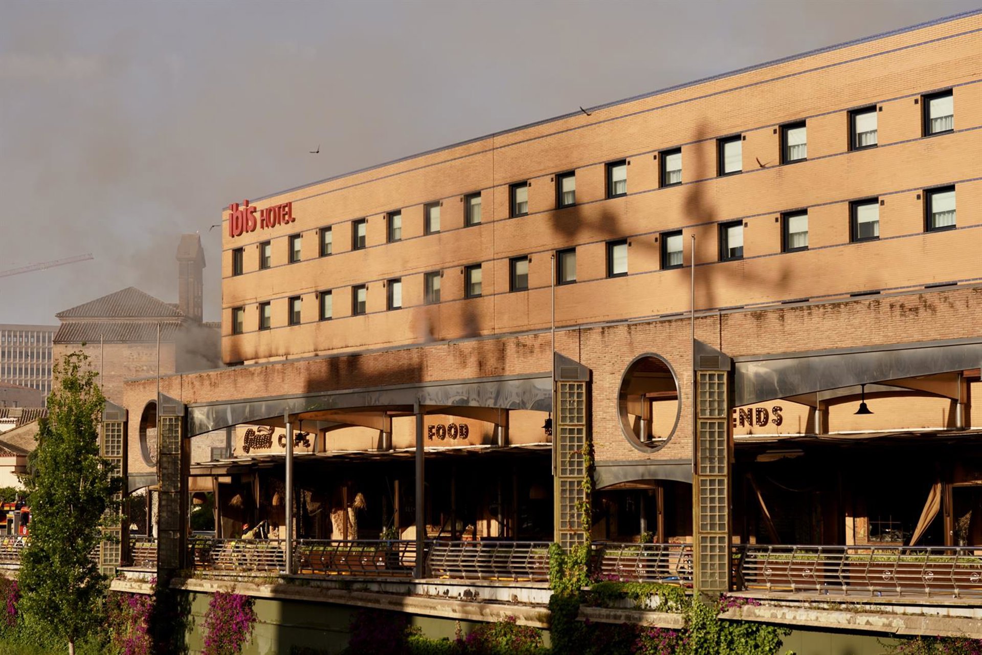 Refuerzan el operativo por el incendio del hotel con hasta 15 medios para sofocar las llamas