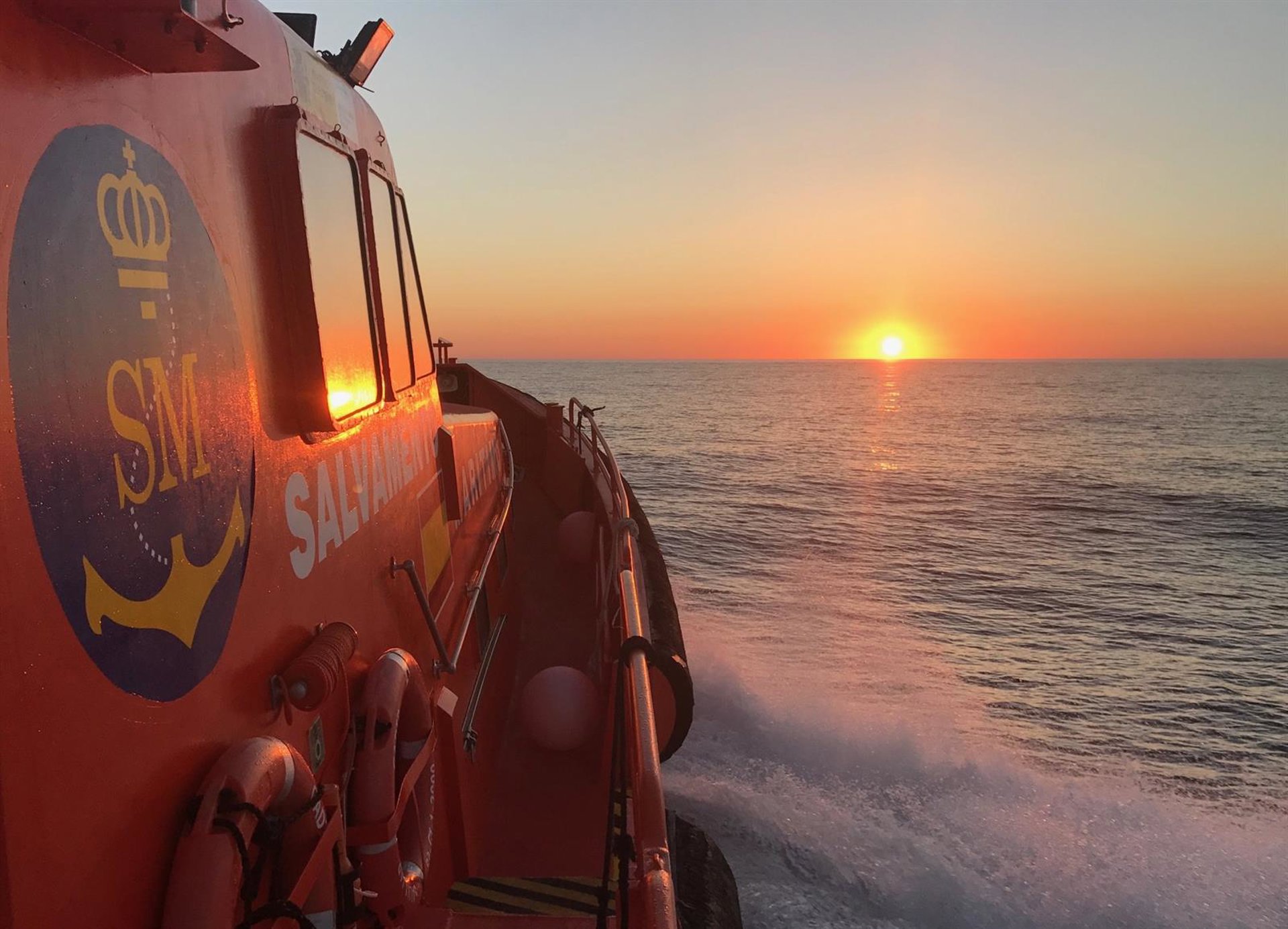 Rescatados tres paddlesurfistas frente a Punta Chullera en Manilva