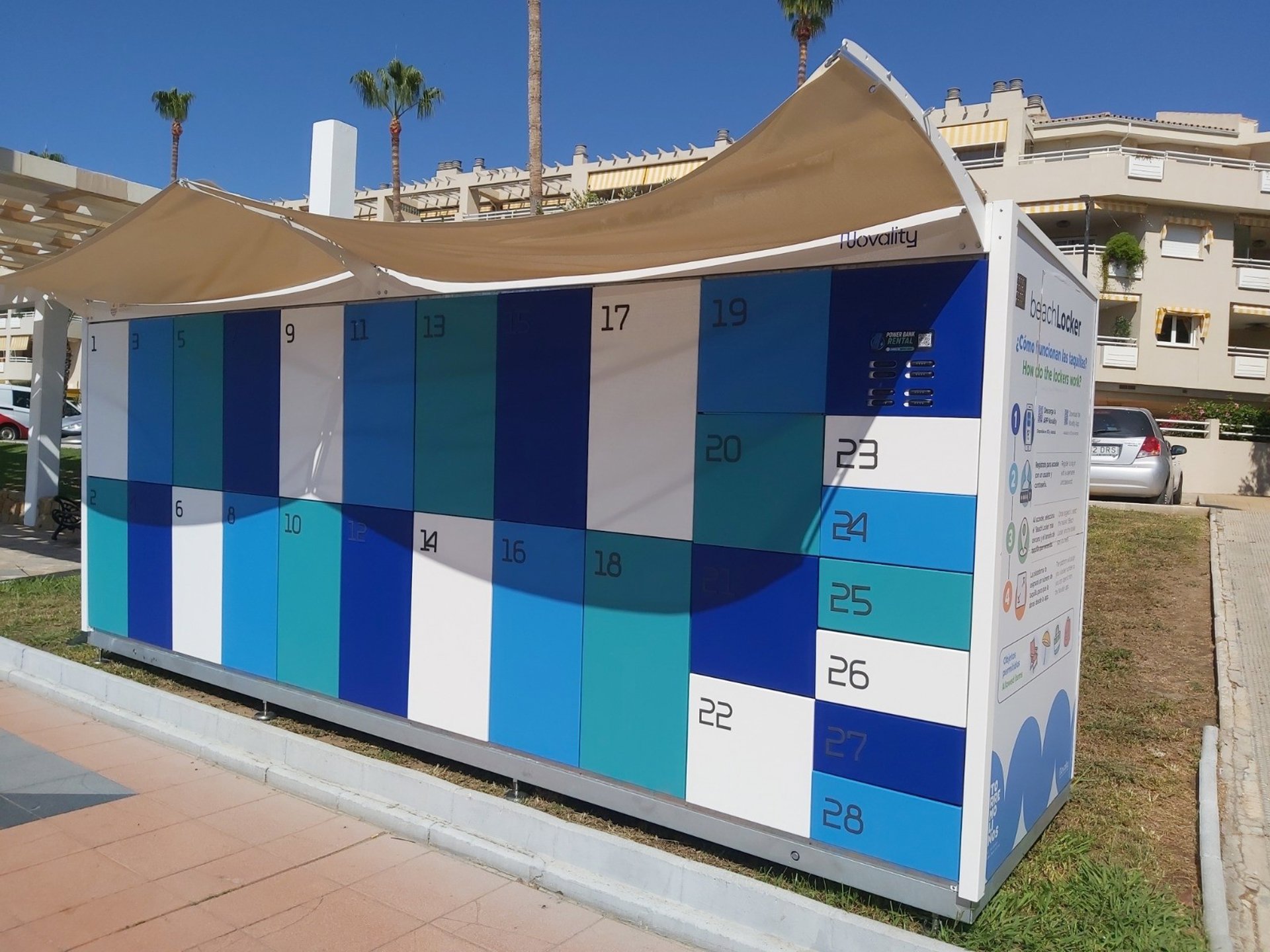 Torremolinos instala taquillas inteligentes en las playas para guardar pertenencias y cargar el móvil
