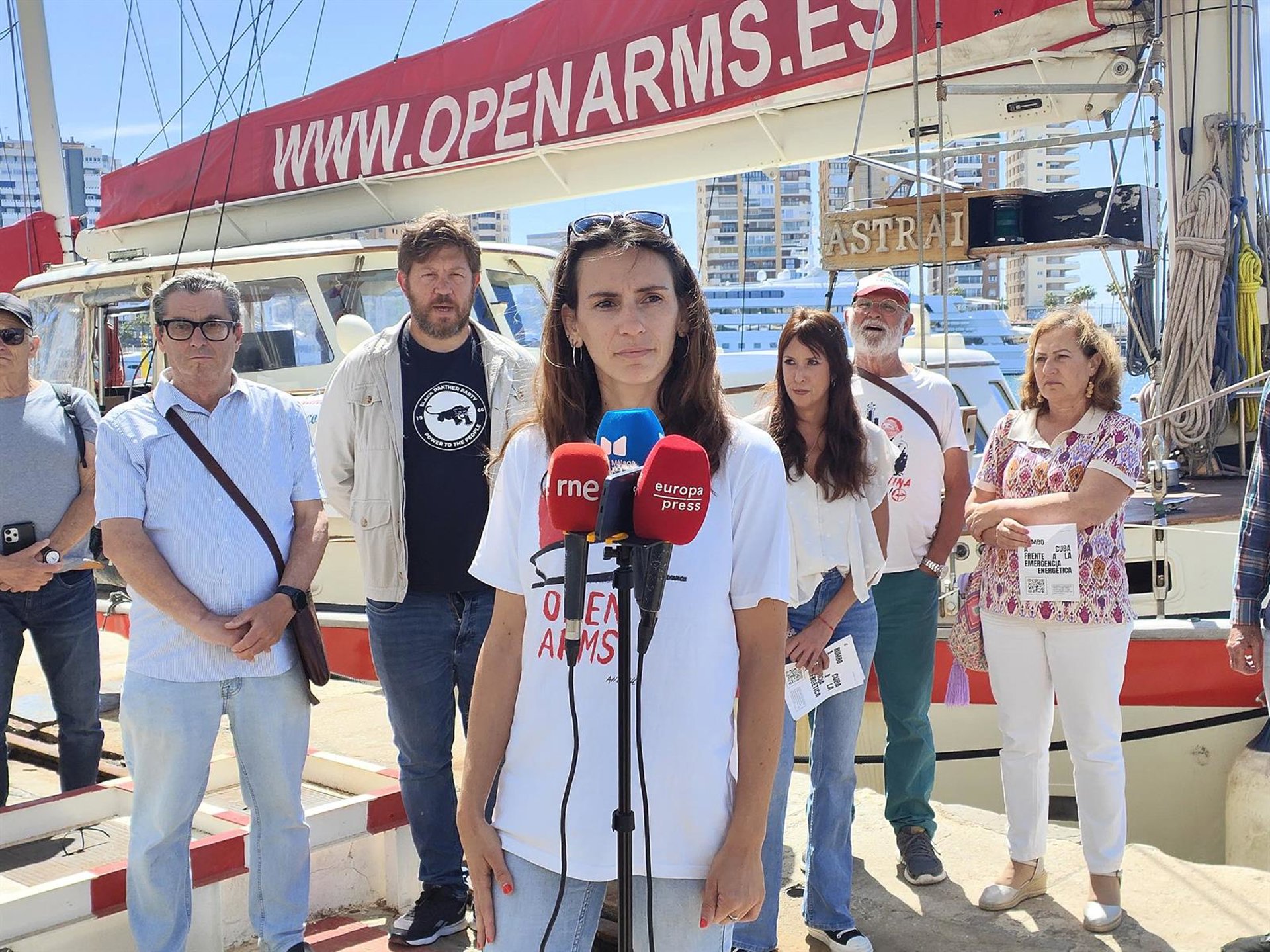 Un barco de 'Open Arms' hace escala en Málaga antes de partir a Cuba en una misión humanitaria