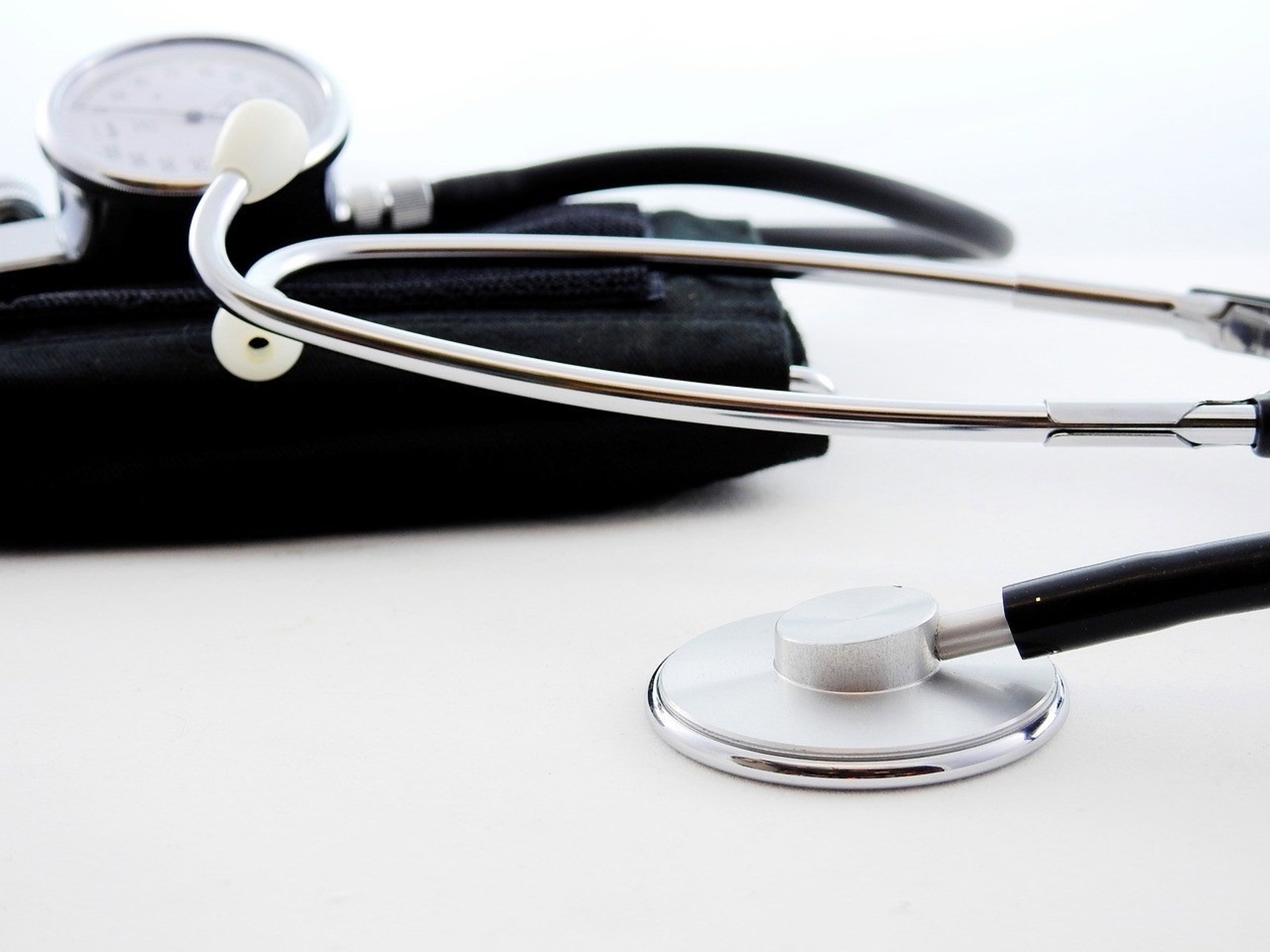 Un paciente amenaza a un médico al no estar de acuerdo con la derivación a otro especialista