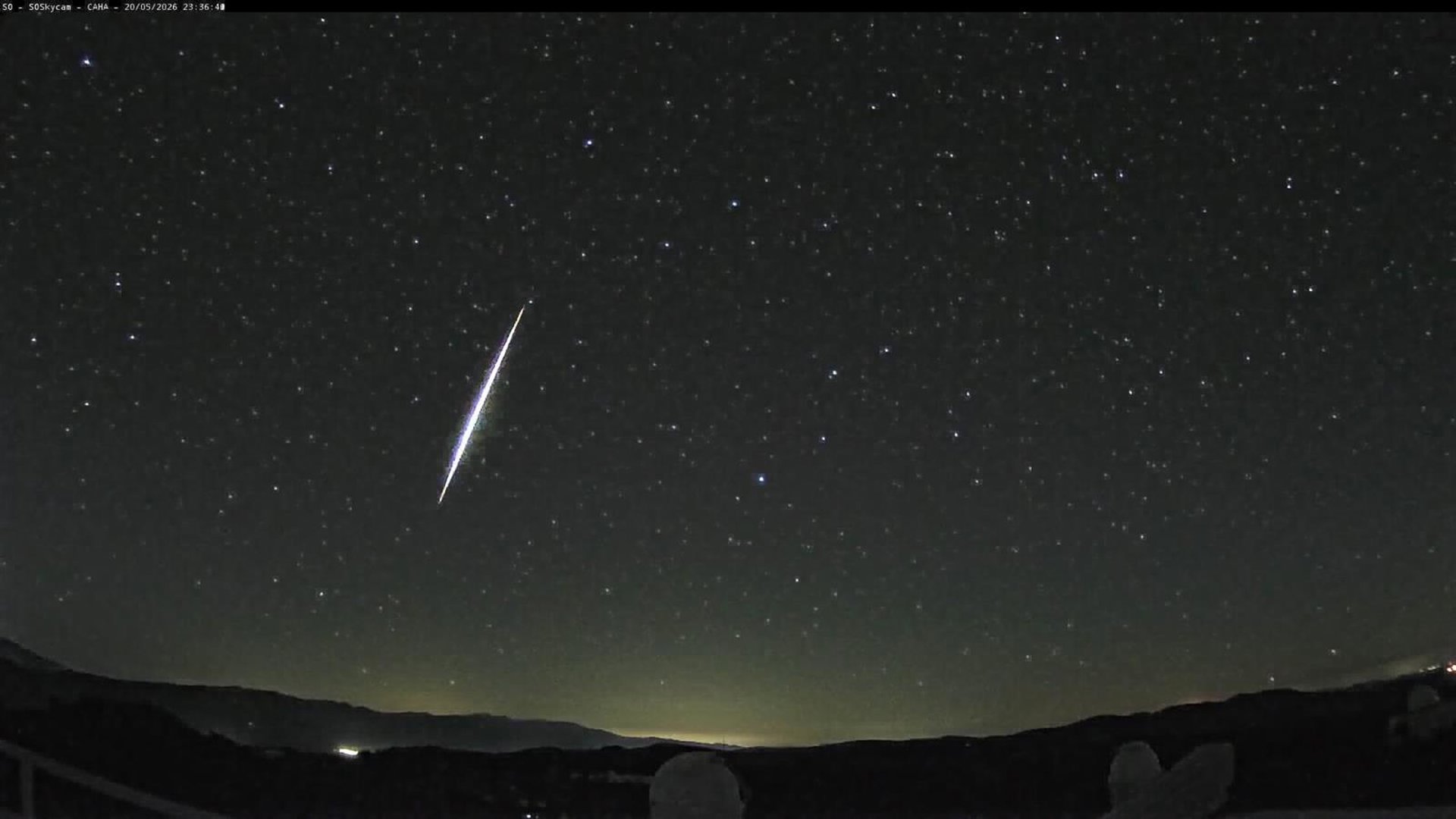 Una brillante bola de fuego captada por varios observatorios cruza e ilumina la costa de Málaga