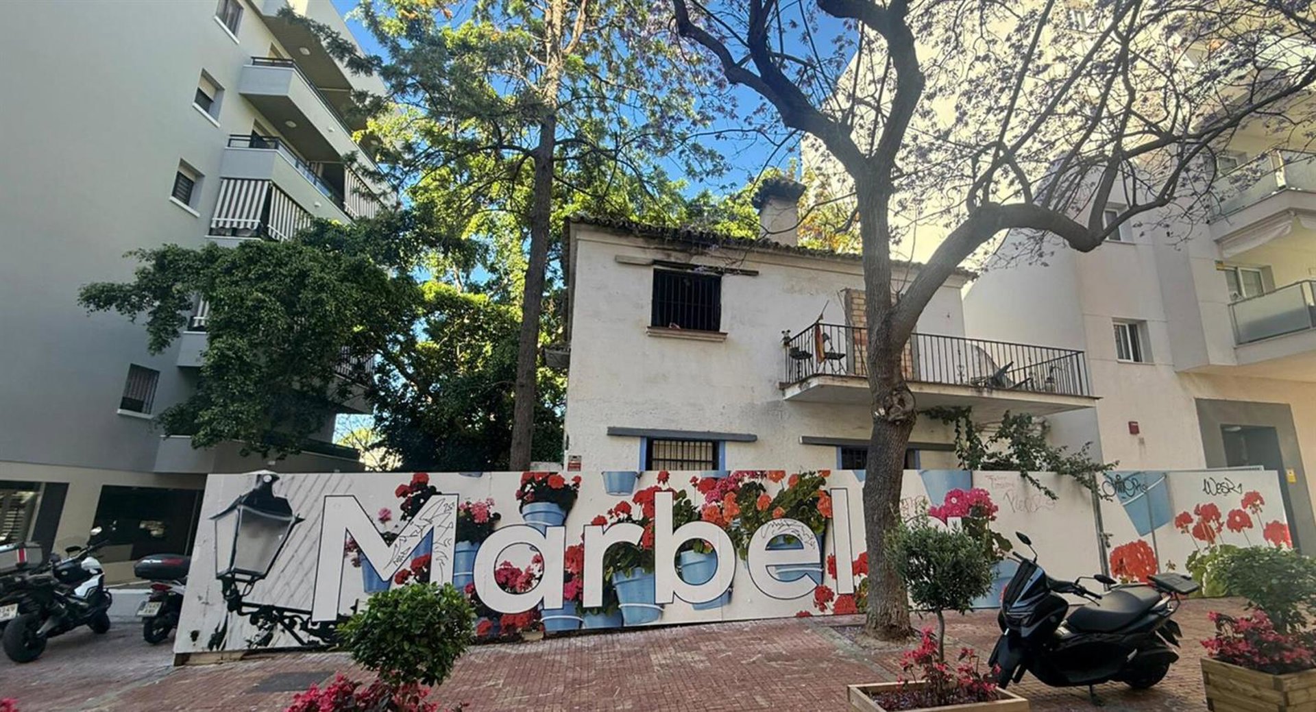 Vox propone transformar la antigua casa de la colonia Ansol en viviendas asequibles para ciudadanos de Marbella