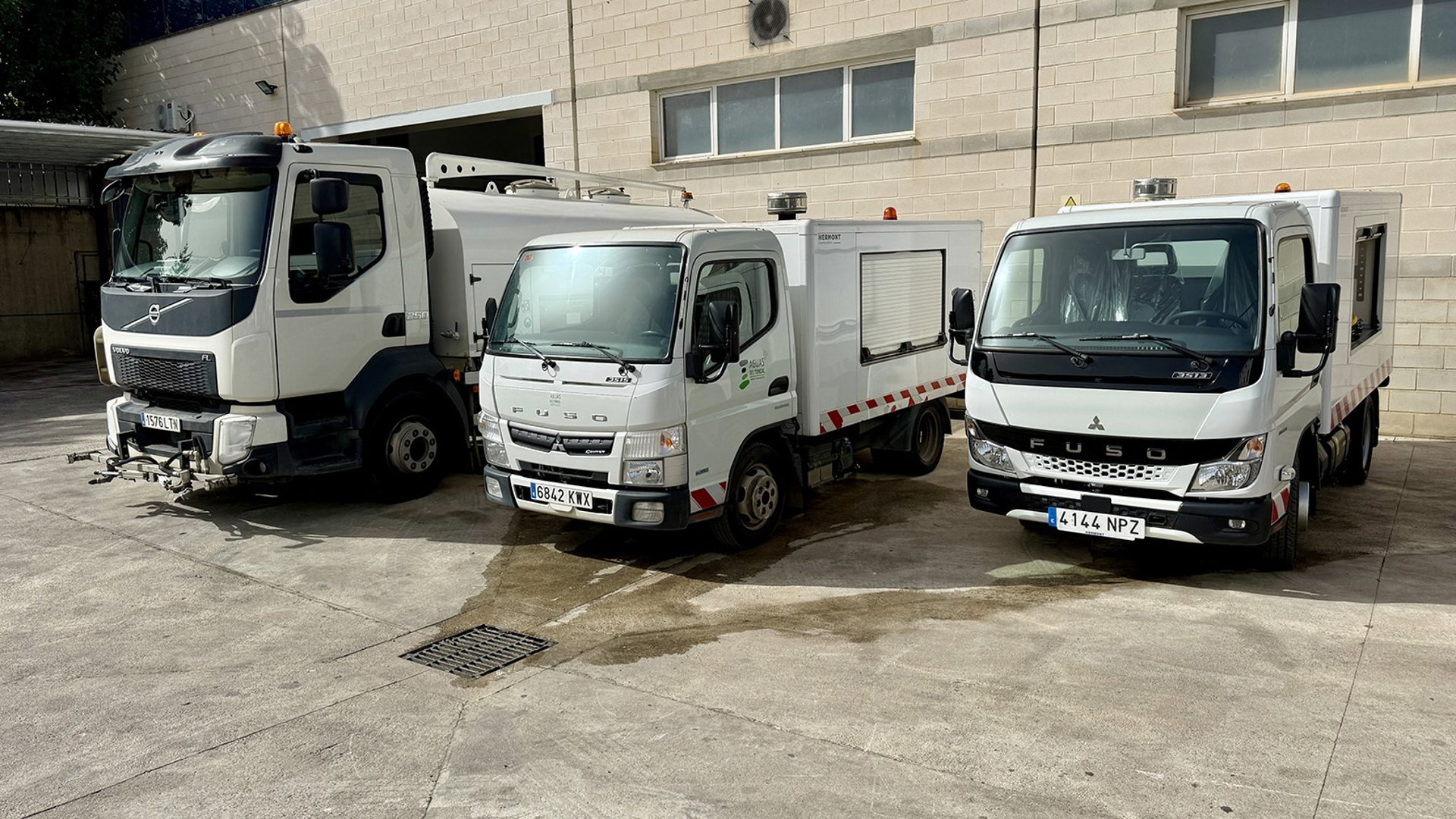 Aguas del Torcal refuerza el baldeo de las calles de Antequera un tercer vehículo especializado