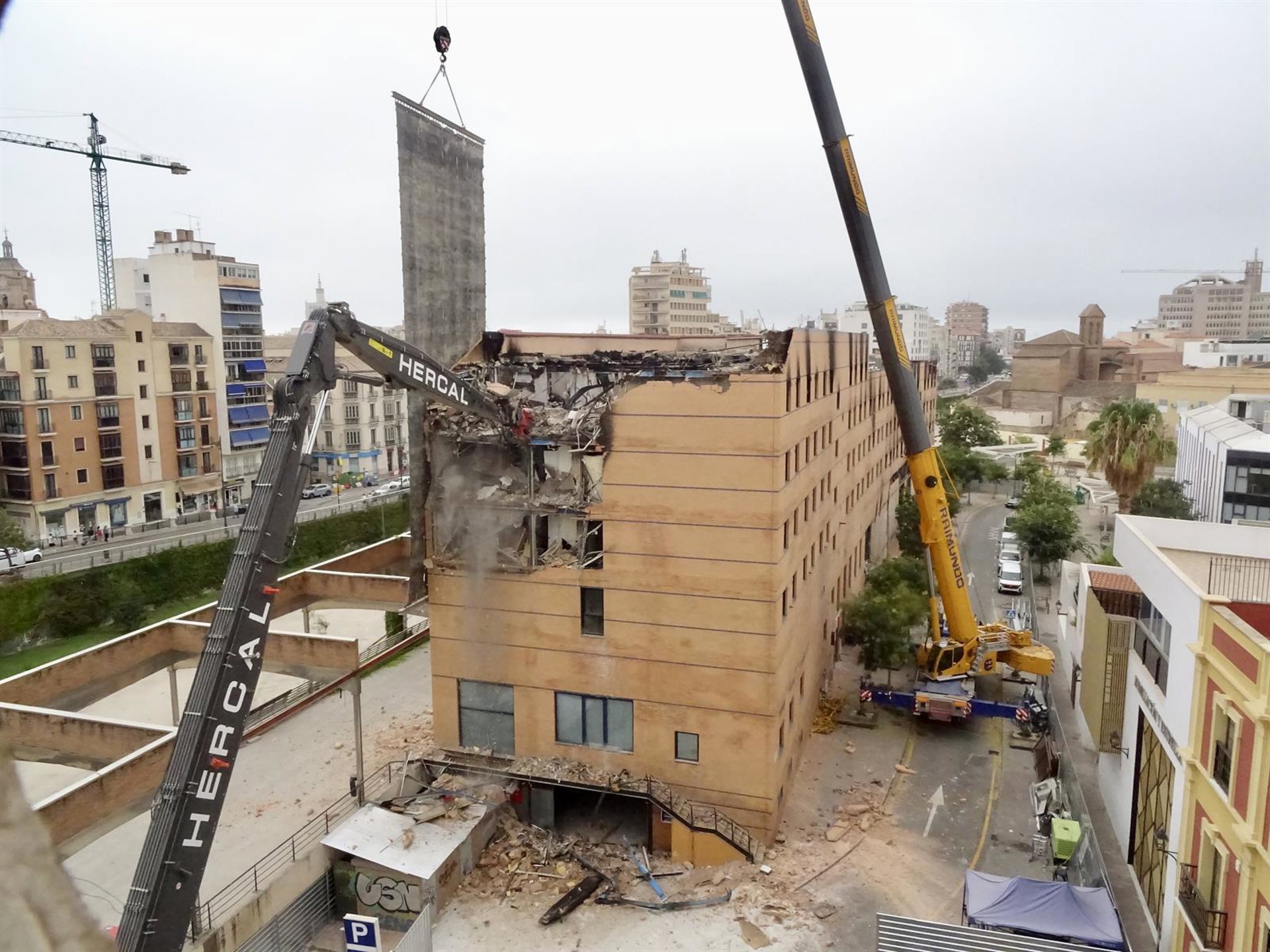 Arranca la demolición del edificio del hotel de Málaga afectado por un incendio