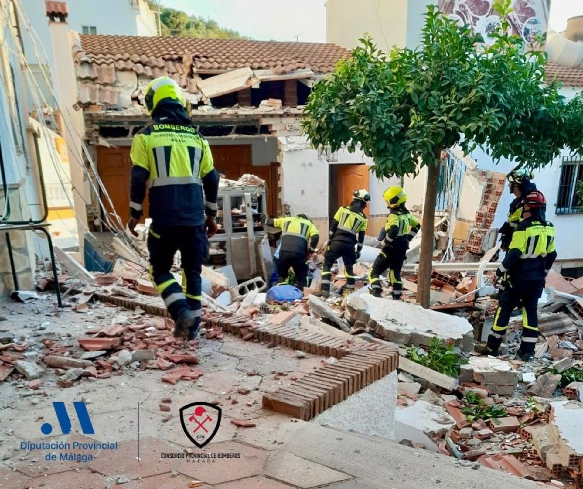 Ascienden a ocho heridos tras la deflagración de una bombona en un restaurante de Sayalonga