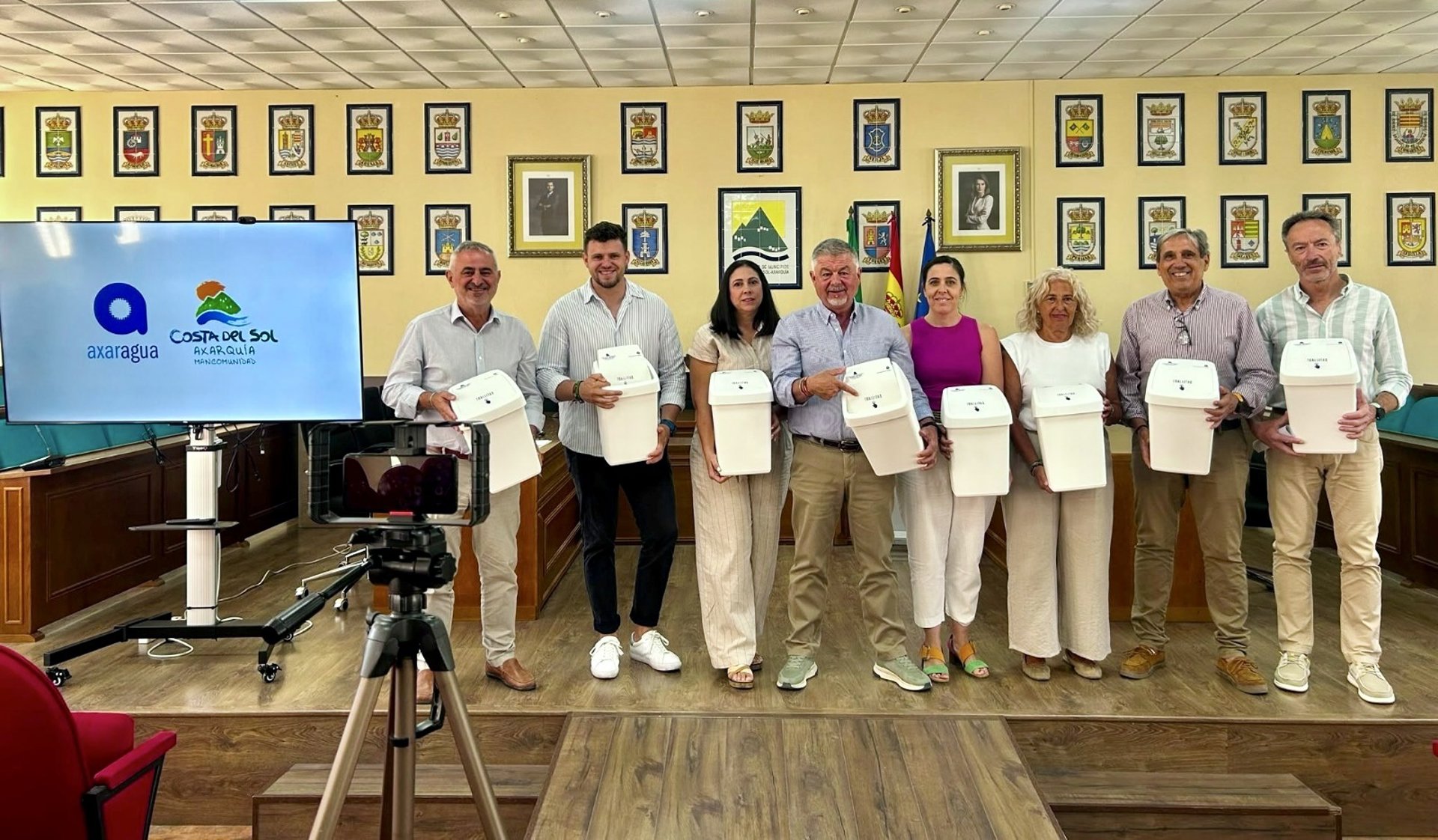 Axaragua retira 400 toneladas de residuos de las tuberías de la Axarquía