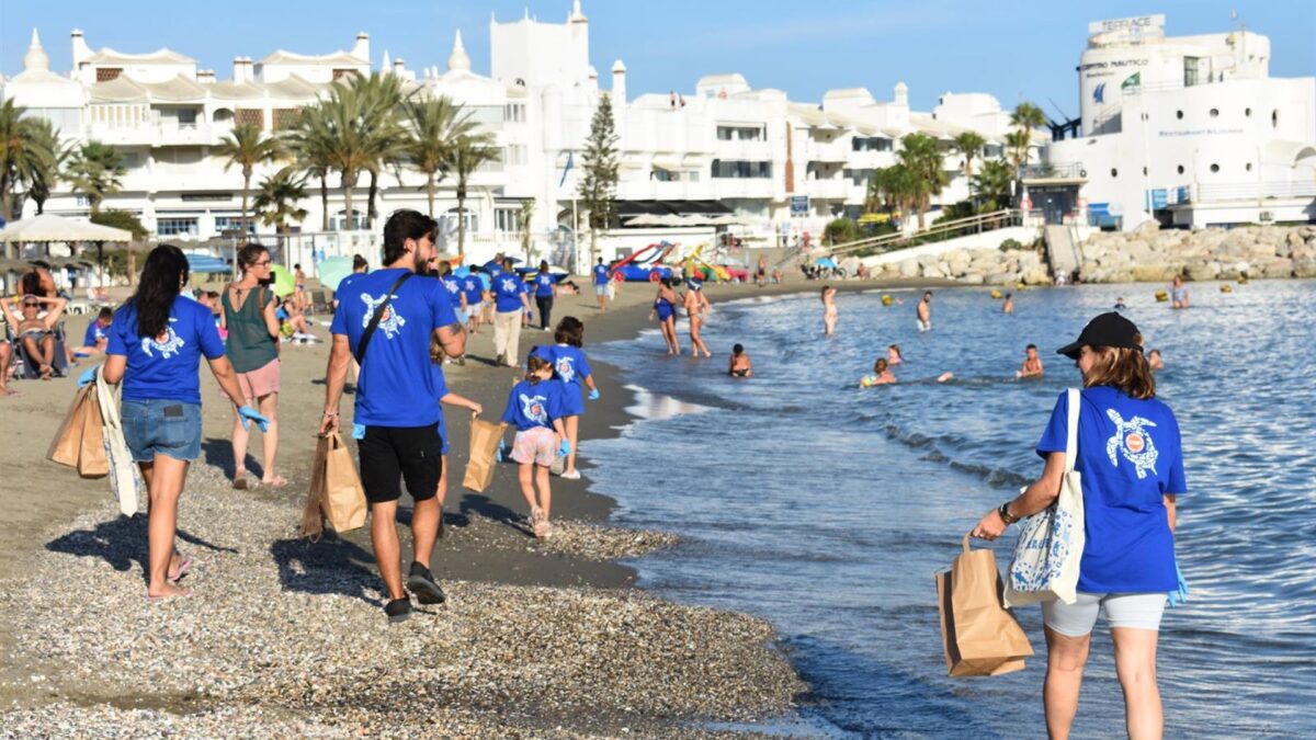 Benalmádena retira 25 kilos de residuos de playas en una jornada para concienciar del impacto en fondos marinos