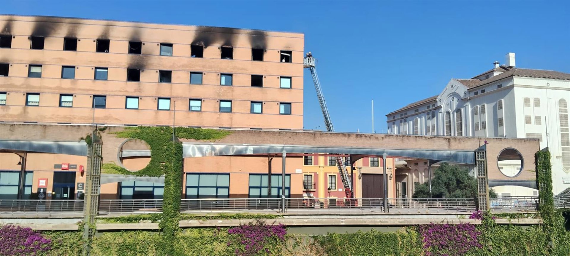 Bomberos dan por finalizada la intervención permanente en el edificio del hotel incendiado en la capital