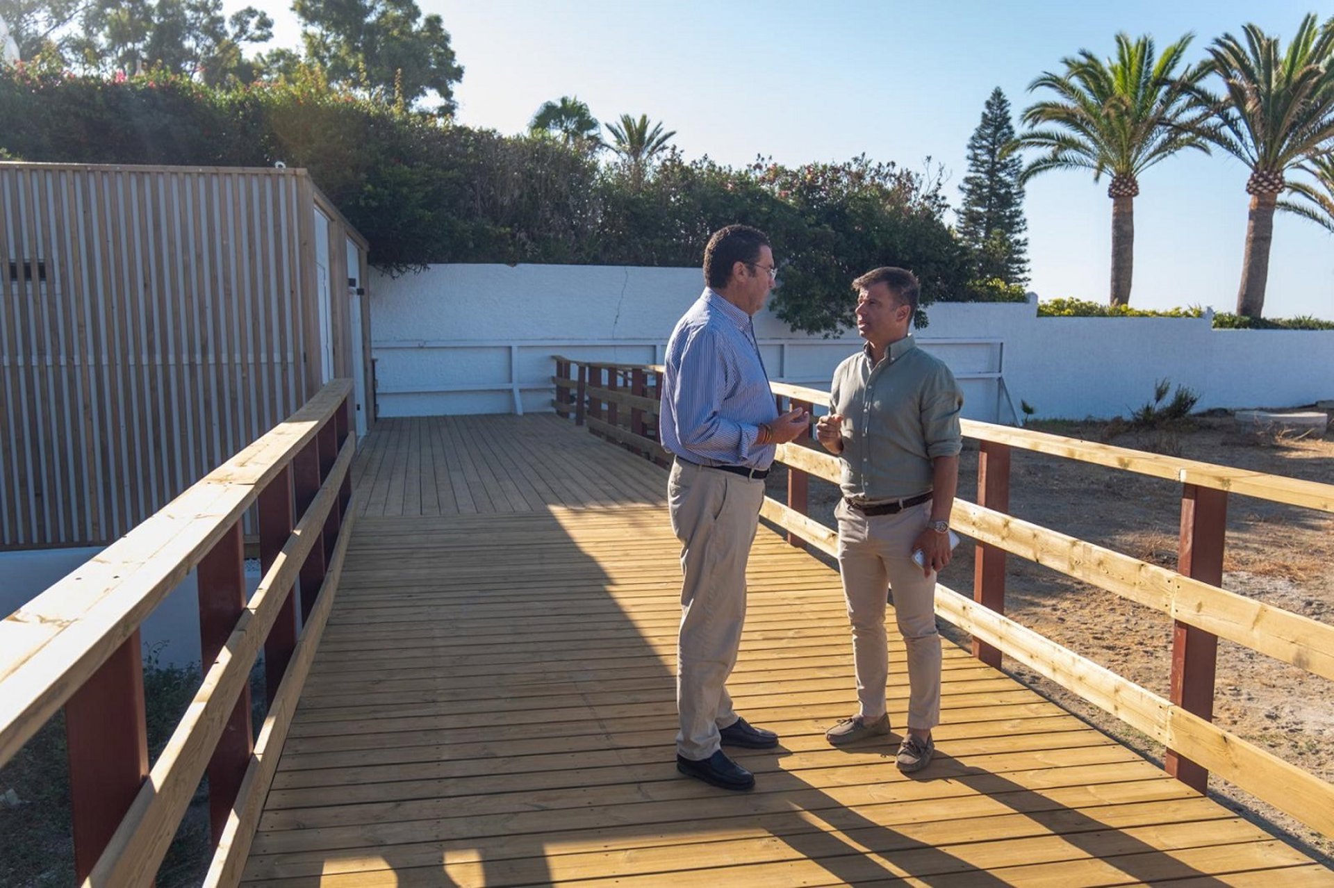 Completado el tramo de la senda litoral en Bahía Marbella con la colocación de una pasarela de 30 metros