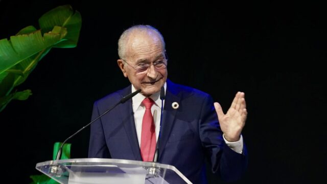 De la Torre dice que su problema de afonía no afecta a su actividad: "He de hacer uso más racional de la voz"