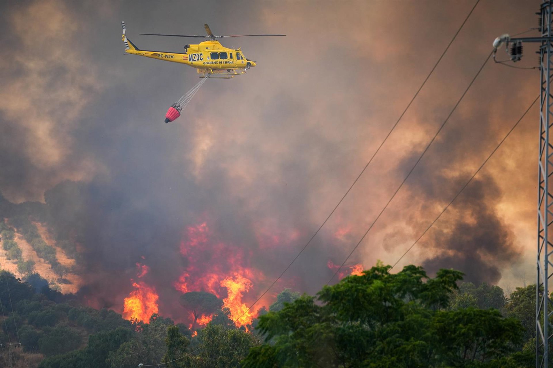 Declarado un incendio forestal en Alpandeire que moviliza tres helicópteros para su control