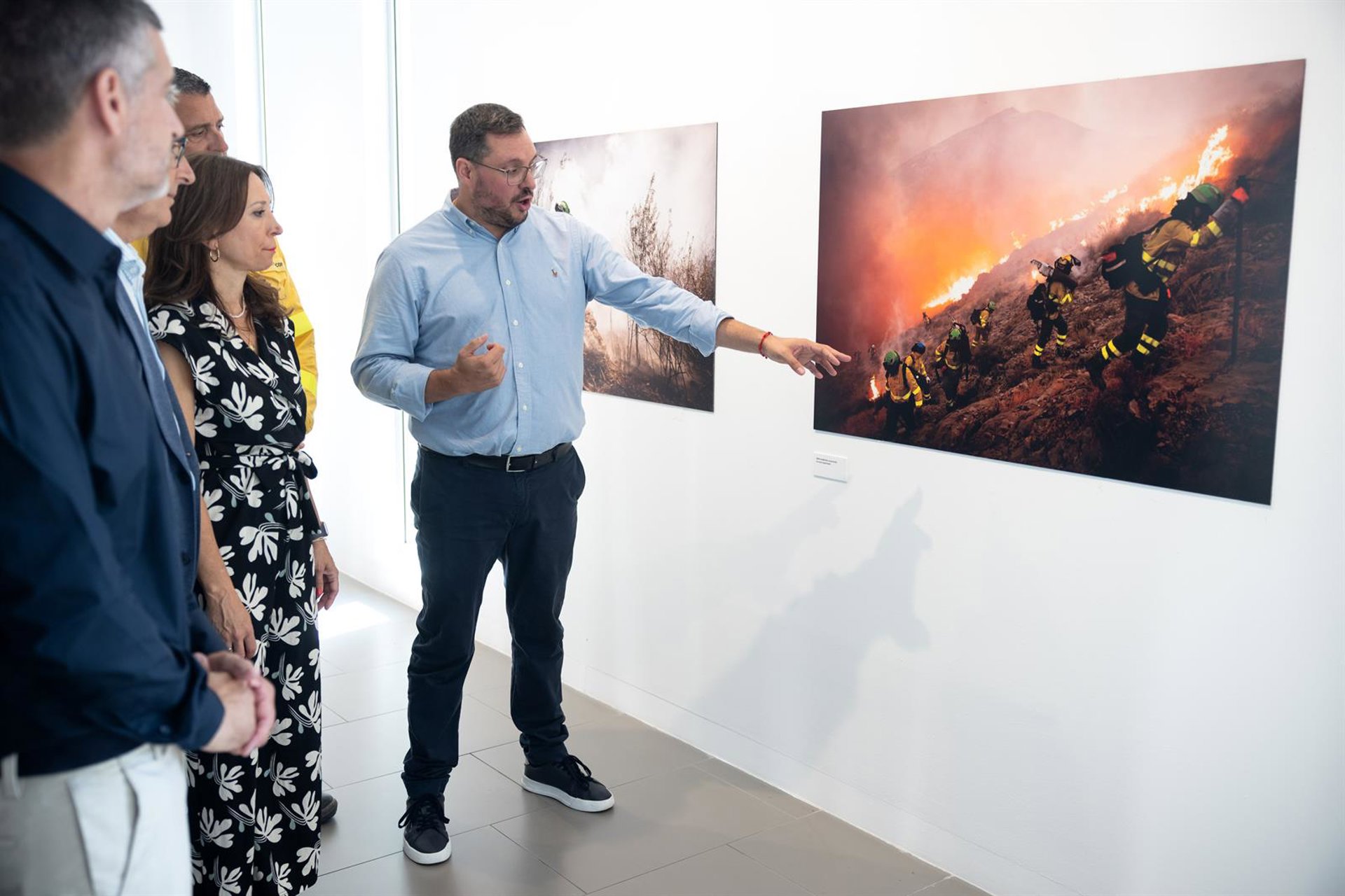 Diputación inaugura la muestra 'El corazón de la Brigada' y presenta el libro sobre labor de bomberos forestales