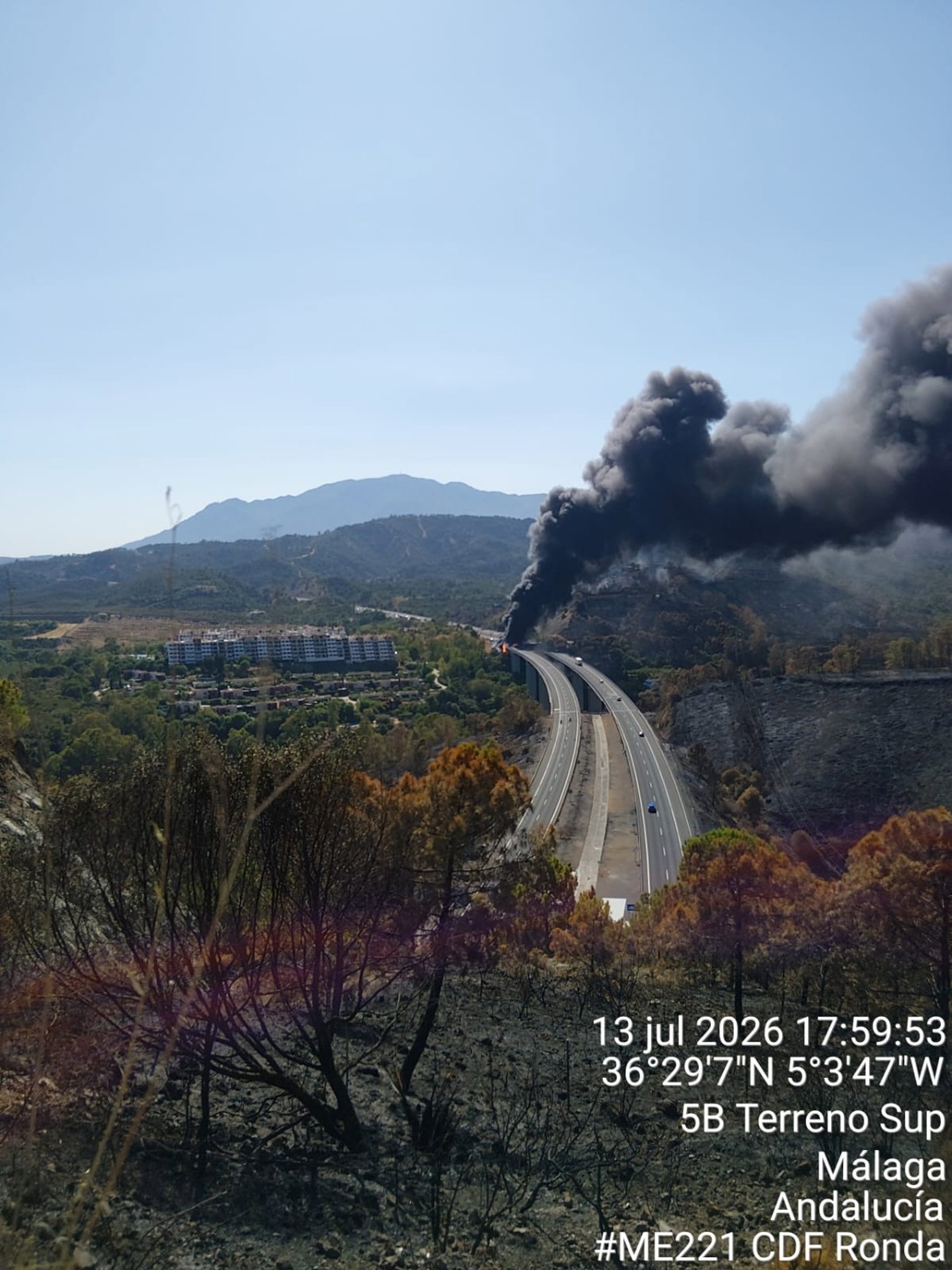 Dos fallecidos y siete heridos tras el impacto e incendio de un camión en la AP-7 en Benahavís