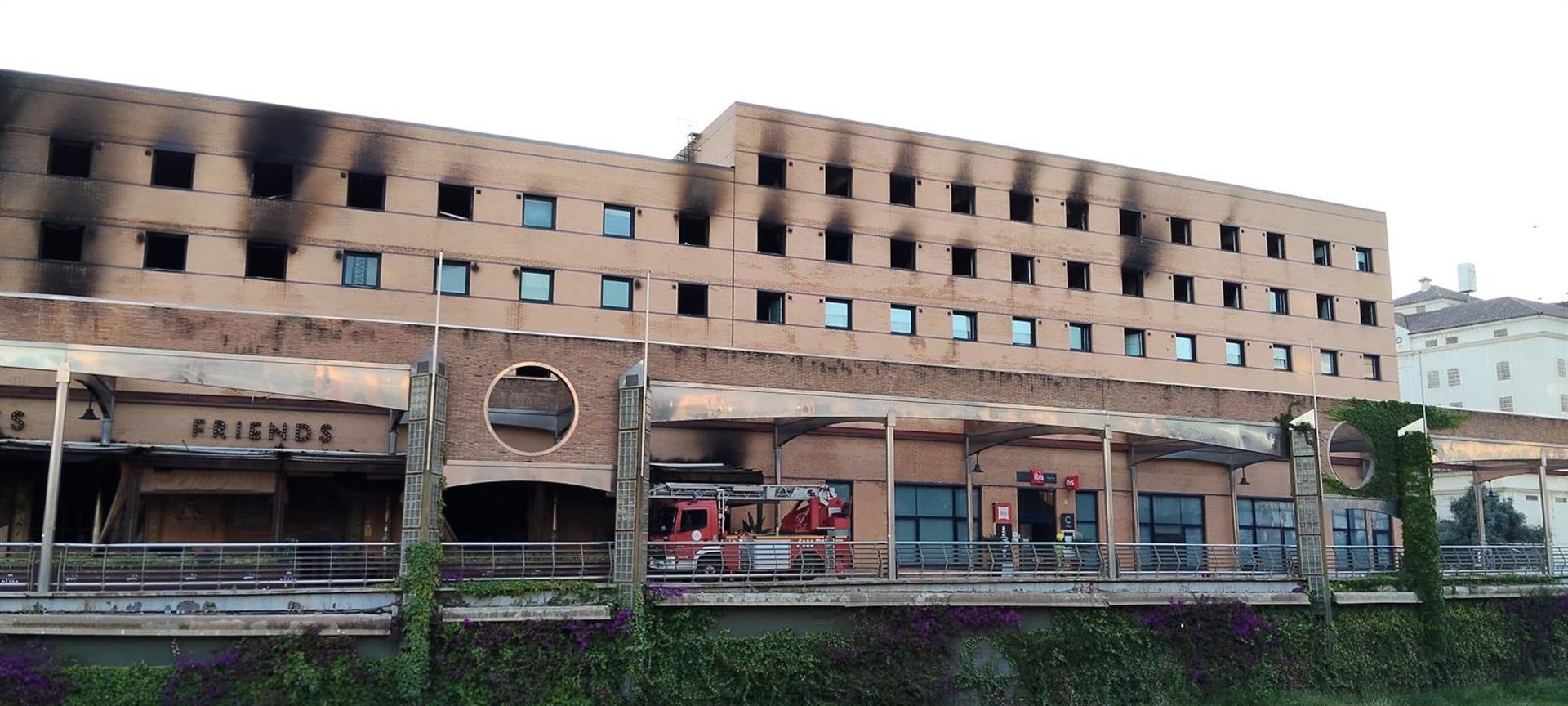 Edil de Seguridad espera que se pueda dar "pronto" por extinguido el incendio del hotel