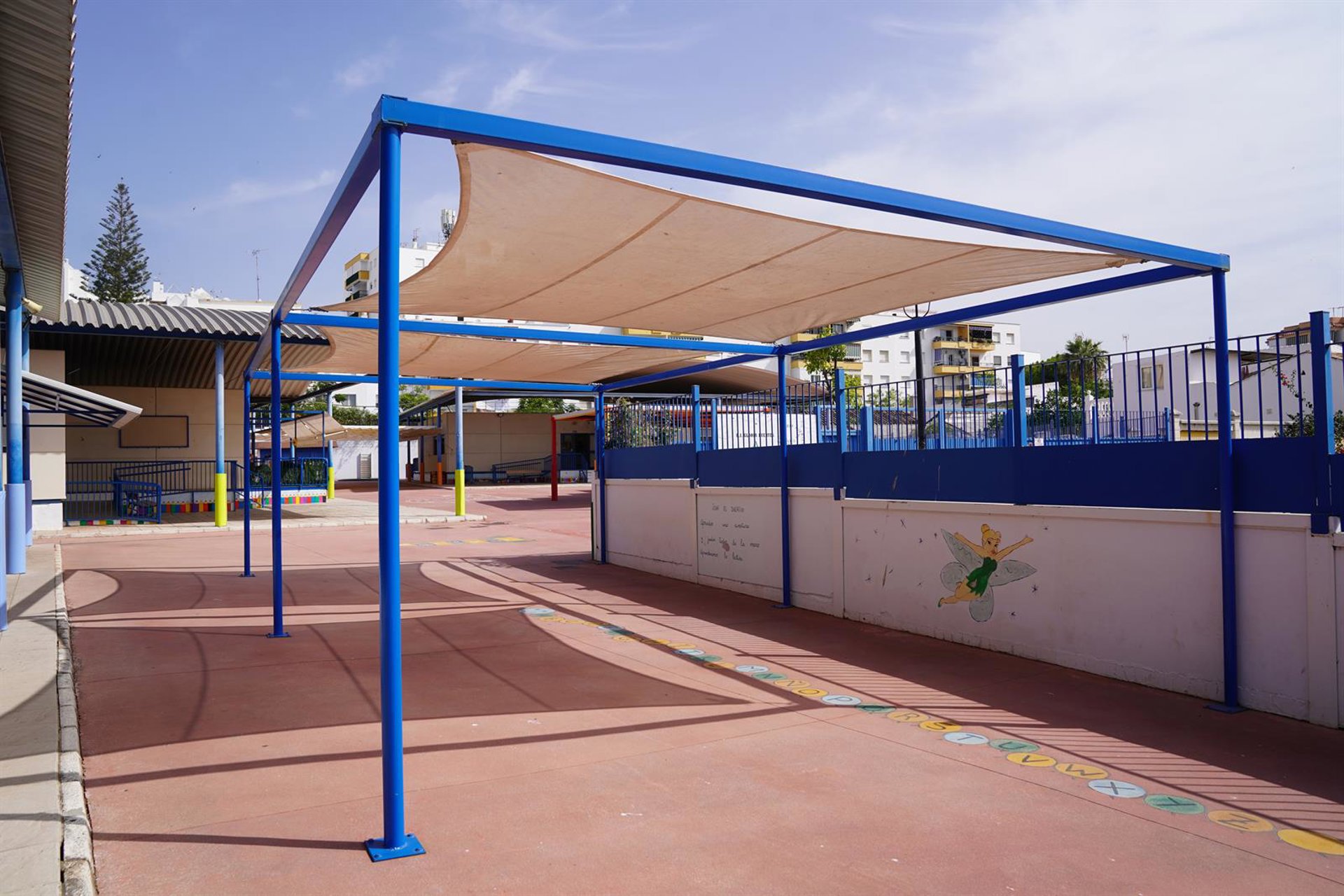 El Ayuntamiento de Estepona instala zonas de sombra en los colegios de la localidad