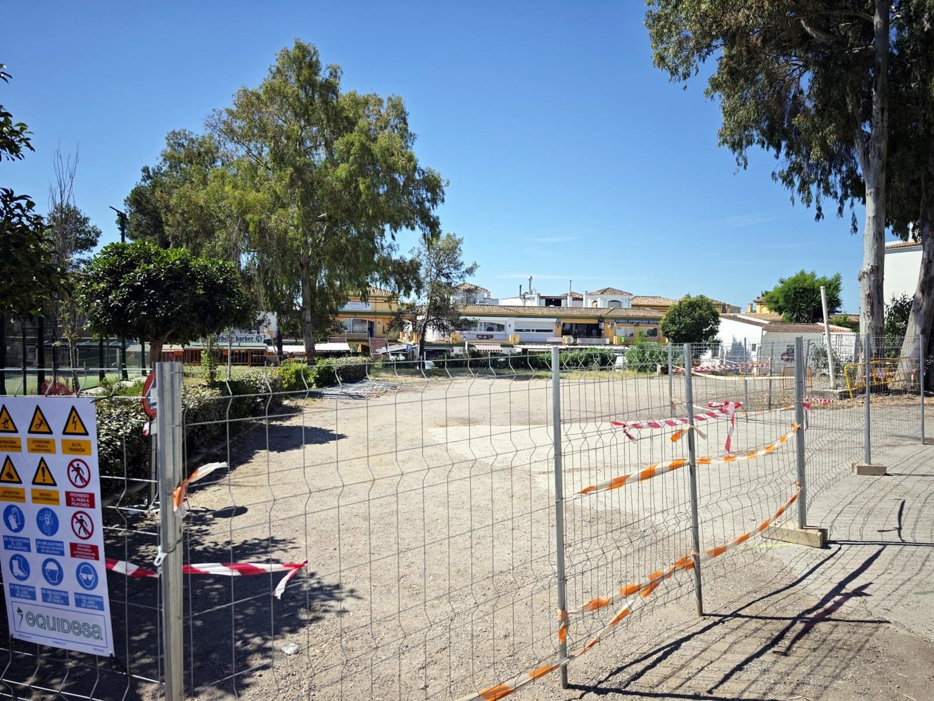 Estepona amplía la red de equipamientos deportivos en el extrarradio con la construcción de dos pistas de pádel
